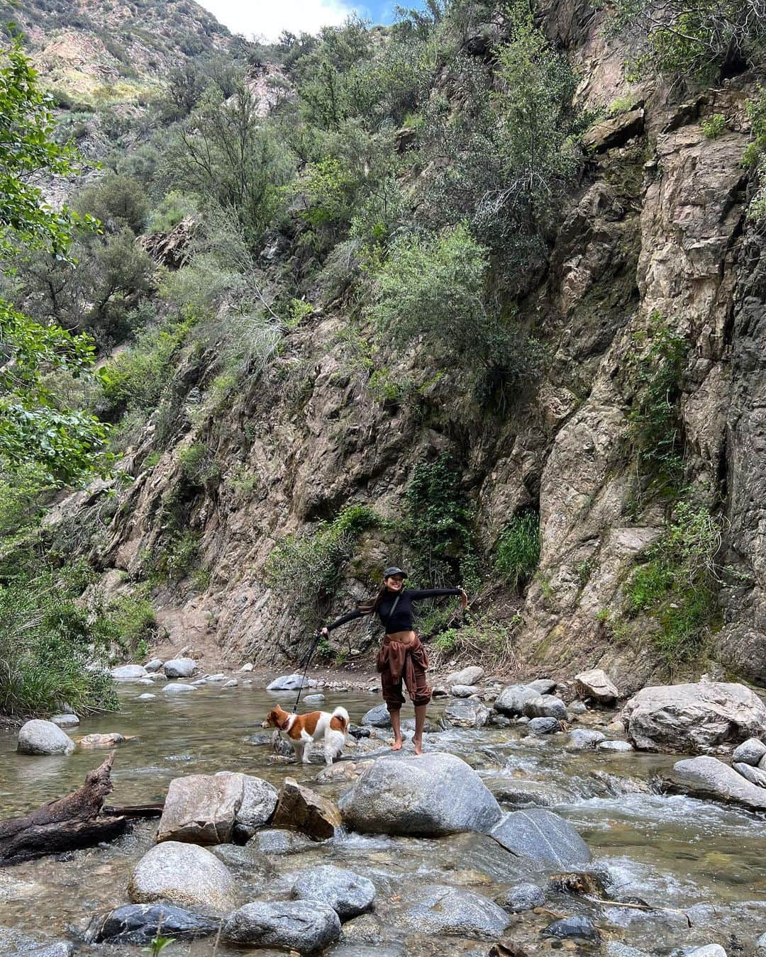 ローラさんのインスタグラム写真 - (ローラInstagram)「Barefoot hiking in Pasadena🦶😁🦶🌱  Earthing ♪ Earthing ♪  カリフォルニアのパサディナでとってもすてきなハイキングコースをみつけたよ〜😊　どんどん奥に進むと、滝がみえてくるんだけどね、夜はお友達のお誕生日があったから、途中でひきかえしちゃったよ♪ また次に行くときは滝をみにいくぞ〜ぅ♪ ハイキングは、今回も裸足でチャレンジしてみたよ♪ 最初はちょっとだけ痛いけどどんどん足の裏が岩達になれて、足ツボ感覚になってきて、アーシングも同時にできるから、終わった後は、信じられないくらいすーっきりしたよ😍🌱 自然のパワーはすごいなぁ♪ 今回は行って帰ってきて約4時間だったよ！　滝まで行くともうちょっとあるとおもう♪ カリフォルニアにきたらぜひ寄ってみてね🏔おすすめだよ〜^o^🐕」5月14日 13時33分 - rolaofficial