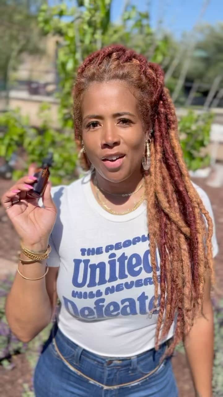 ケリスのインスタグラム：「Ok so this is the combo ! ROSEHIP & TURMERIC AND SKIN FOOD are a match made in heaven. I use this every day no matter what . ROSEHIP &TURMERIC OIL is packed with antioxidants and vitamin A, C, E and essential fatty acids. These fatty acids are anti-inflammatory and can improve signs of aging, pigmentation and will hydrate your skin while never clogging pores . It’s a must ! Go to bountyandfull.com  #beauty #beautifulskin #antioxidants #antiinflammatory #antiaging #organic #coldpressed」