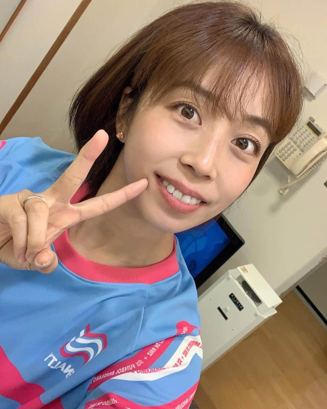 横山愛子のインスタグラム：「アッコにおまかせ生放送終わり^ ^ 3年ぶりに全員立ちのスタジオに戻りました！！ 懐かしかったなぁ😍😍 出演者の皆さんの距離が近いから、トークが止まらない❣️楽しくてあっという間の生放送でした（＾ν＾） アシスタントもマスク無しになり、 今日は出番が色々あったので、少しは笑顔映ったかな？？😊 次は6月4日にアシスタントさせて頂きます！！ 今日は母の日❤️世界中のママさん、いつもお疲れ様です^ - ^そしてありがとうございます！！私もママになって5年！まだまだ未熟ですが、笑顔で子供達と沢山過ごしていきたいと思います👍 #アッコにおまかせ　#アシスタント　#横山愛子　#TBS #こどものいる暮らし  #プレママ　#母の日　#生放送　#2歳差育児　#年子　#幼稚園」
