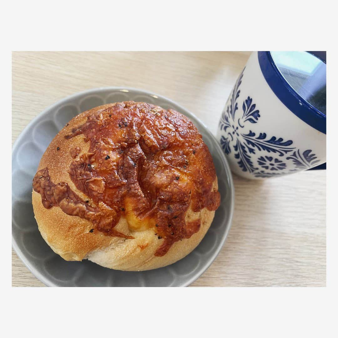 小川麻琴さんのインスタグラム写真 - (小川麻琴Instagram)「@bluffbakery さんのチーズベーグル🥯  ムッチムチなプレーン生地の上にチーズがたっぷりトッピングされていて、焼かれたチーズが香ばしくお食事にぴったりなベーグルでした🤭  私はさらにクリームチーズをサンドして食べたよ🧀  #ブラフベーカリー  #チーズ  #ベーグル #まことパン #まことベーグル #パンスタグラム」5月14日 13時39分 - 1029_makoto