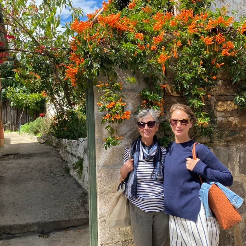 クリスティー・ターリントンのインスタグラム：「Happy Mother's Day to my very own Mama, who loves to share her stories, travels and current events with you, whether you are in the mood or not! Pictured together in San Juan La Laguna, Guatemala with @everymomcounts in 2019. “a la Luna y de regreso!” 🧡🧡🧡」