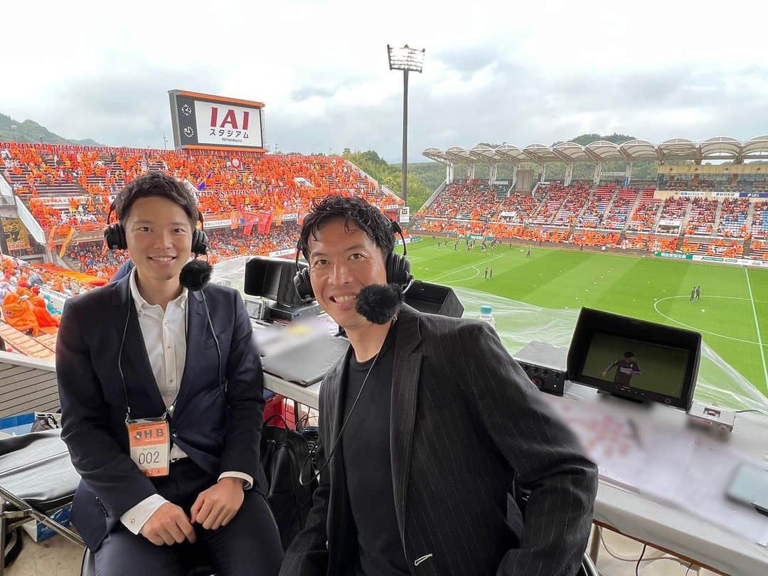 松下翔太郎のインスタグラム：「・ ・ 【J2第15節 清水エスパルス5-0藤枝MYFC 】 解説 #太田吉彰 さん　リポーター #鬼頭里枝 さん  昨日は実況担当！静岡三国決戦、 エスパルスとMYFCの試合をお伝えしました！  試合は5-0でオリジナル10のエスパルスが勝利🟠 前節の「1失点」という反省を見事に修正しました！  MYFCはボランチの水野選手、キャプテンの杉田選手が 離脱という今季最大の試練。 特に静岡市出身の杉田選手は全治6〜8ヶ月。 開幕前から楽しみだったエスパルス戦目前での離脱でした。 個人としてもチームとしても大きなショックがある中、 キャプテンの想いを背負って迎えた昨日の三国決戦。 チームは最後まで諦めずにゴールを目指し続けました🟣  明日でJリーグは30周年。 エスパルスとMYFCがリーグ戦で戦ったのは史上初。 静岡サッカー史に新たな瞬間が刻まれた1日になりました！  #Jリーグ#30周年 #spulse#静岡#清水#エスパルス #myfc#藤枝#藤枝myfc」