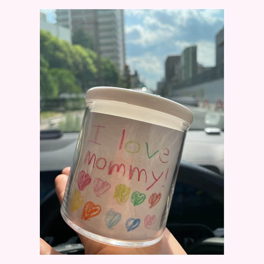 藤井奈々のインスタグラム：「めっちゃうれしい。  #mothersday   #我慢できずに1週間ぐらい前からネタバレしてきた #元気が出るようにレインボーのハートにしたんだって🌈 #ピンクマンだから服も靴もピンク #嬉しすぎる！たからもの♡  #いろんな人がいつもママおつかれさまっていってくれる。 それもまた嬉しい。そんな日。。🫶❤️  #世のおかあさんたちいつもお疲れ様です 🫶🫶🌸」