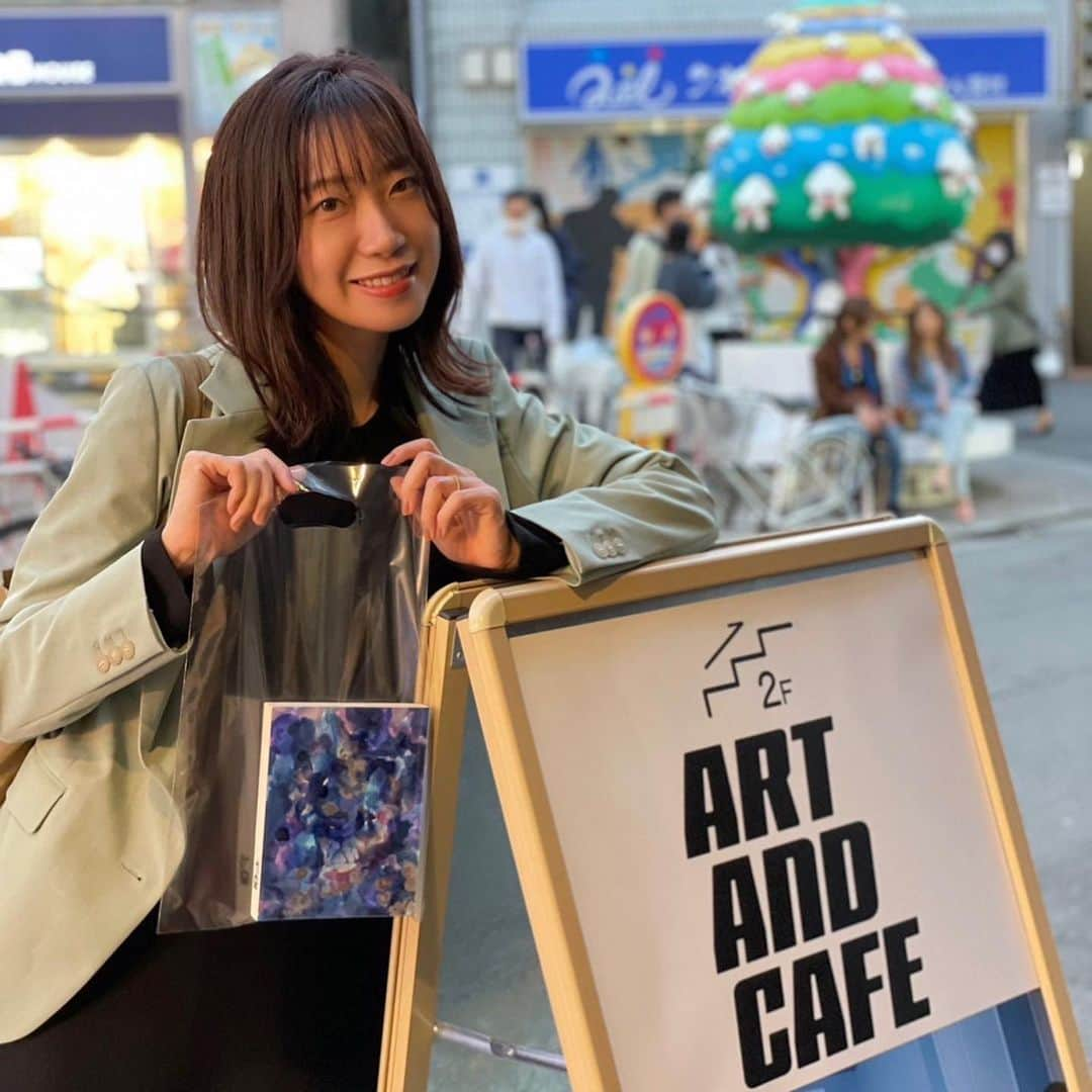 千畝あずみさんのインスタグラム写真 - (千畝あずみInstagram)「, , , 📍下北沢 ART AND CAFE ( @art_and_cafe_tokyo ) , , ワイン片手に120分でアート体験してきました🍷🎨 , , 初めてのアルコールインクアート！ 初めはなにも考えず好きな色たらしてたけど🤣 お酒を飲みながらなのもあってか、 できていくうちにイメージが膨らんできて楽しかった〜✨ , , 一緒に行った友達と 真逆の色味になったのも面白かった💙❤️ , , , , , #artandcafetokyo #アート体験東京 #ワークショップ東京 #アルコールインクアート体験 #フルイドアート #下北沢 #下北沢駅 #初めてのアート体験  PR @art_and_cafe_tokyo」5月14日 13時50分 - azumimo129