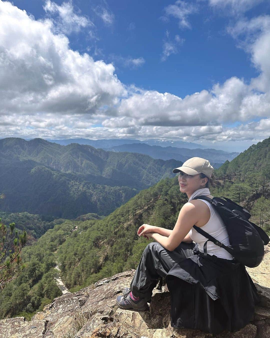 Alex Gonzagaさんのインスタグラム写真 - (Alex GonzagaInstagram)「New VLOG! 2 day hike and camping in mt Ulap!! #Linkinmybio」5月14日 13時51分 - cathygonzaga