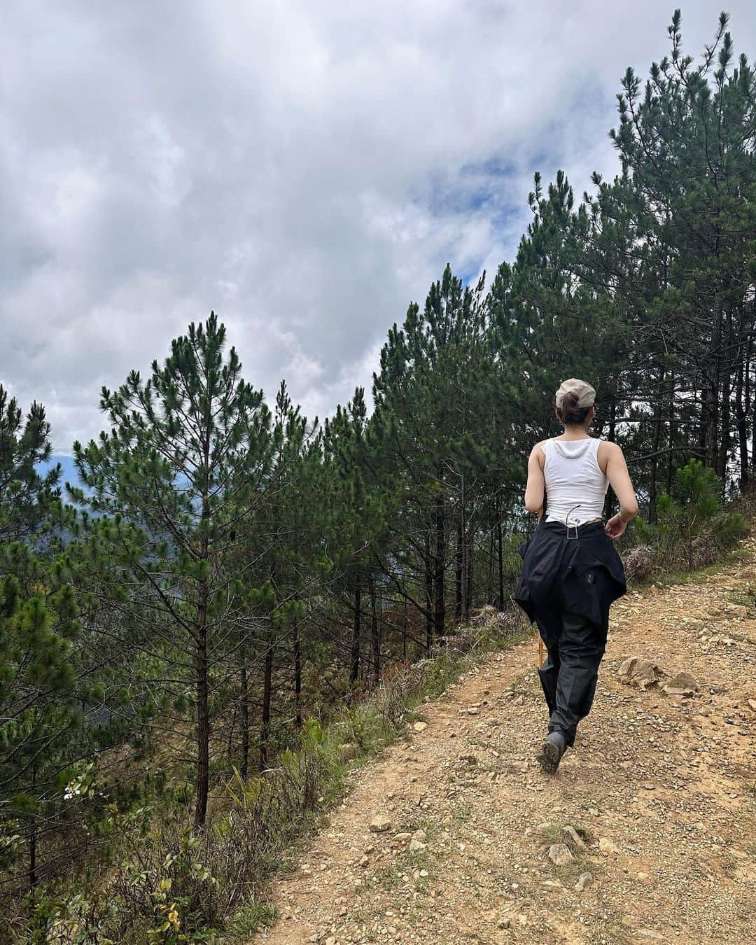 Alex Gonzagaさんのインスタグラム写真 - (Alex GonzagaInstagram)「New VLOG! 2 day hike and camping in mt Ulap!! #Linkinmybio」5月14日 13時51分 - cathygonzaga