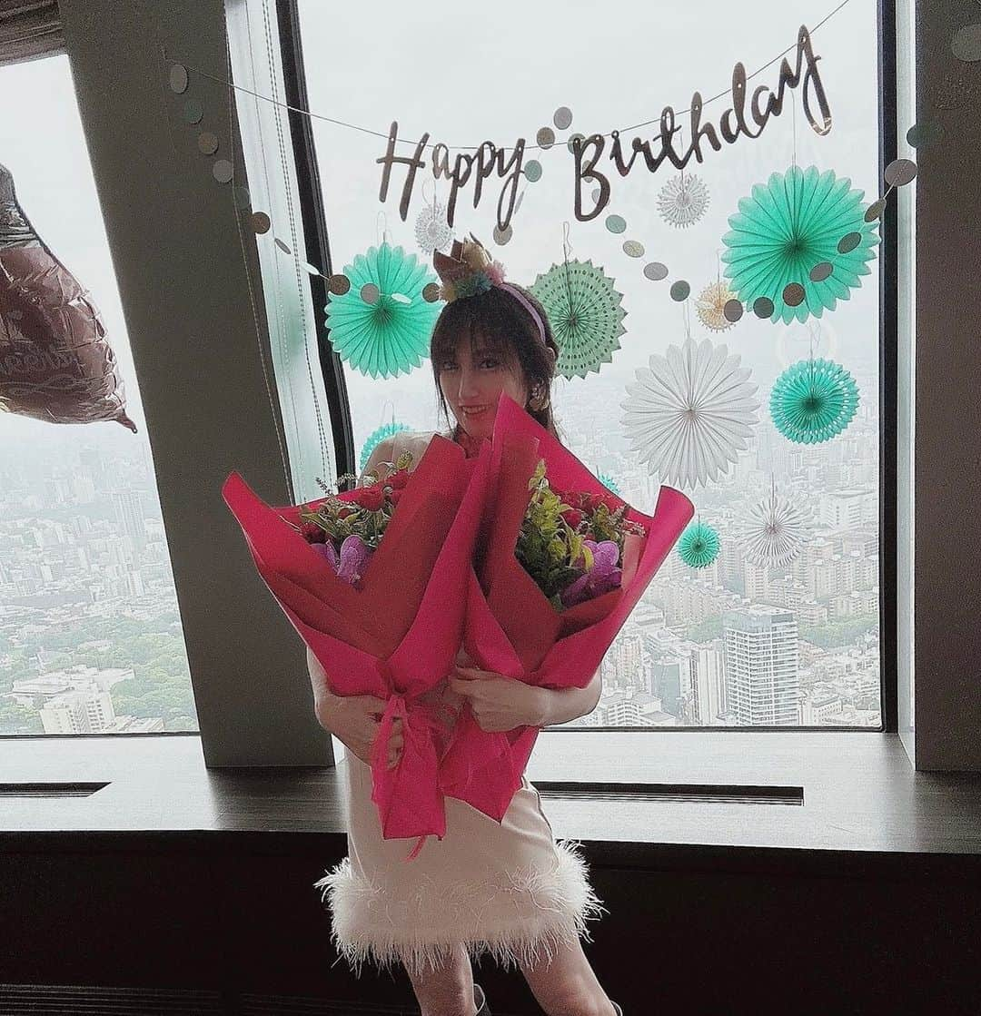 熊田曜子さんのインスタグラム写真 - (熊田曜子Instagram)「Birthday の飾り付け🌸 @fam.fam.fam2018 でオーダーして 子供達が飾り付けしてくれた💚  #飾りつけ　#birthday #party」5月14日 13時54分 - kumadayoko