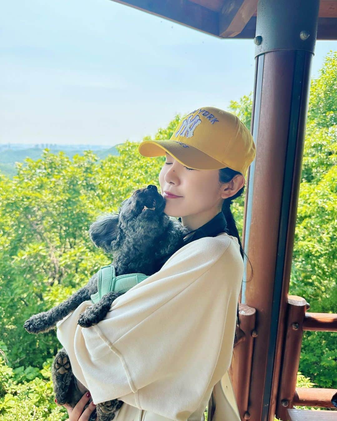 ダヘ さんのインスタグラム写真 - (ダヘ Instagram)「등산과 어울리지 않는 등산복😂 내 새끼와 함께❤️」5月14日 13時58分 - jjeon_migyo