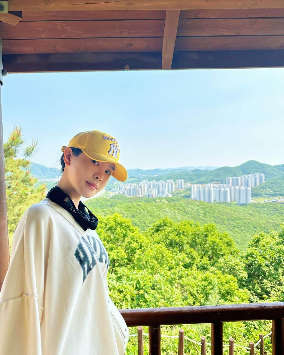 ダヘ さんのインスタグラム写真 - (ダヘ Instagram)「등산과 어울리지 않는 등산복😂 내 새끼와 함께❤️」5月14日 13時58分 - jjeon_migyo