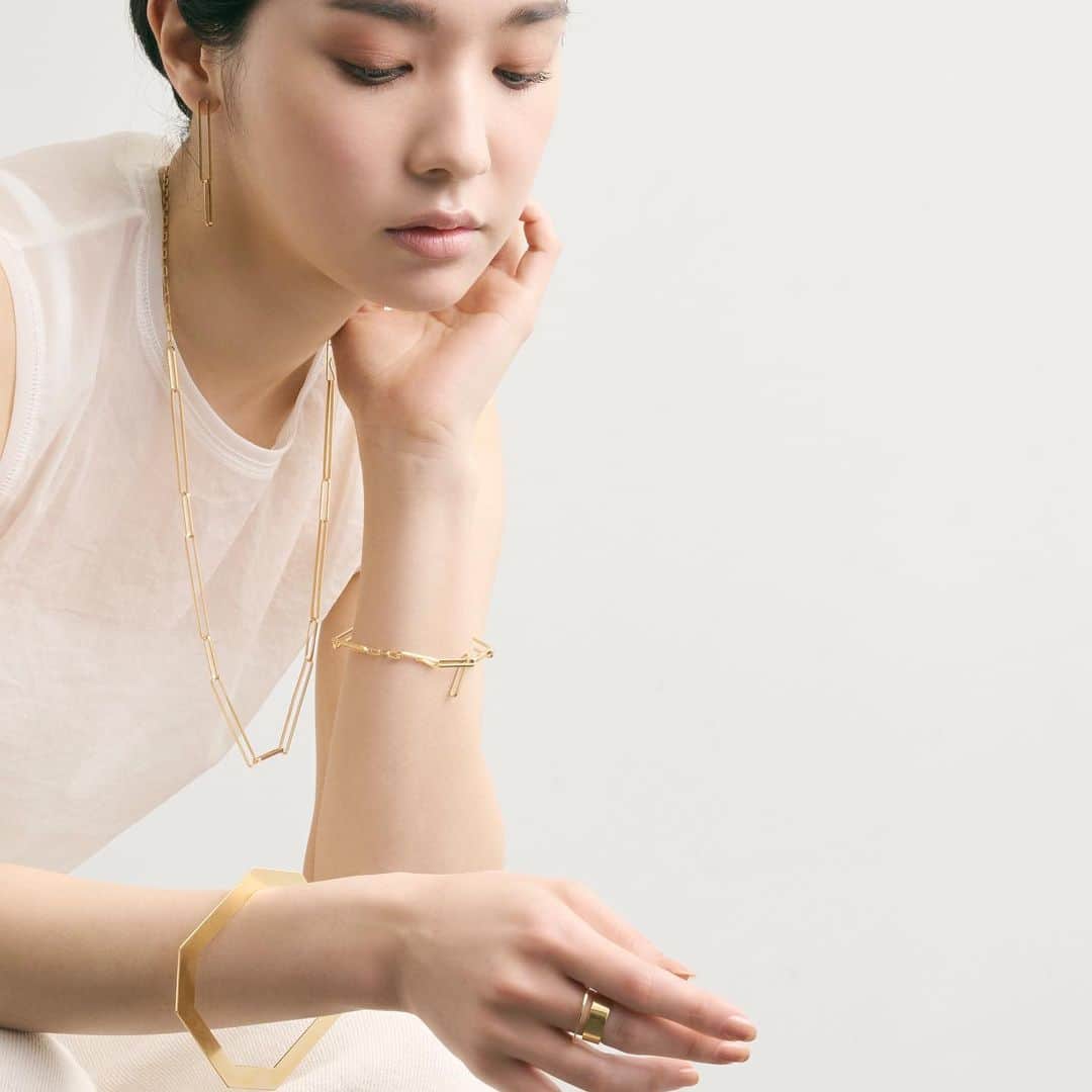 のインスタグラム：「PAS TIERRA 2023 Summer Collection 「ARCH ITECTURE（構築的なさま）」  重ねる 積み上げる  単体ではもちろん 組み合わせて身に付けることで 幾通りものスタイリングが楽しめるコレクション  Photographer:Keiichi Shirakawa Model:Kaoru（ @kaoru_bark ） Hair&Make:Megumi Ishikawa（ @meg_samosa ） AD&Design:Motohiro Suzuki」
