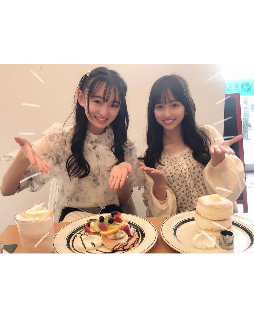 八木珠梨さんのインスタグラム写真 - (八木珠梨Instagram)「りせᒼᑋªⁿ♥︎とデートでした♡ ここでしか頼めない物が 食べれたり飲めたりしたので めっちゃ楽しかったです‪⸜‪‪☺︎‬⸝‬‪‪ * 小年生の時の写真も載せときますw 2人とも大人になってますかー？w * * * * #女子会ランチ#女子会#lunch #待ち合わせ#デート#映え #りなちゃん不在#ぴえん  #限定#パンケーキ#スムージー #longhair#黒髪ロング#巻き髪 #Instagram#girl#may#5月 #八木珠梨#juri#じゅり#07 #女子高生#高校生#jk#fjk#学生#♥」5月14日 14時01分 - juri_0613