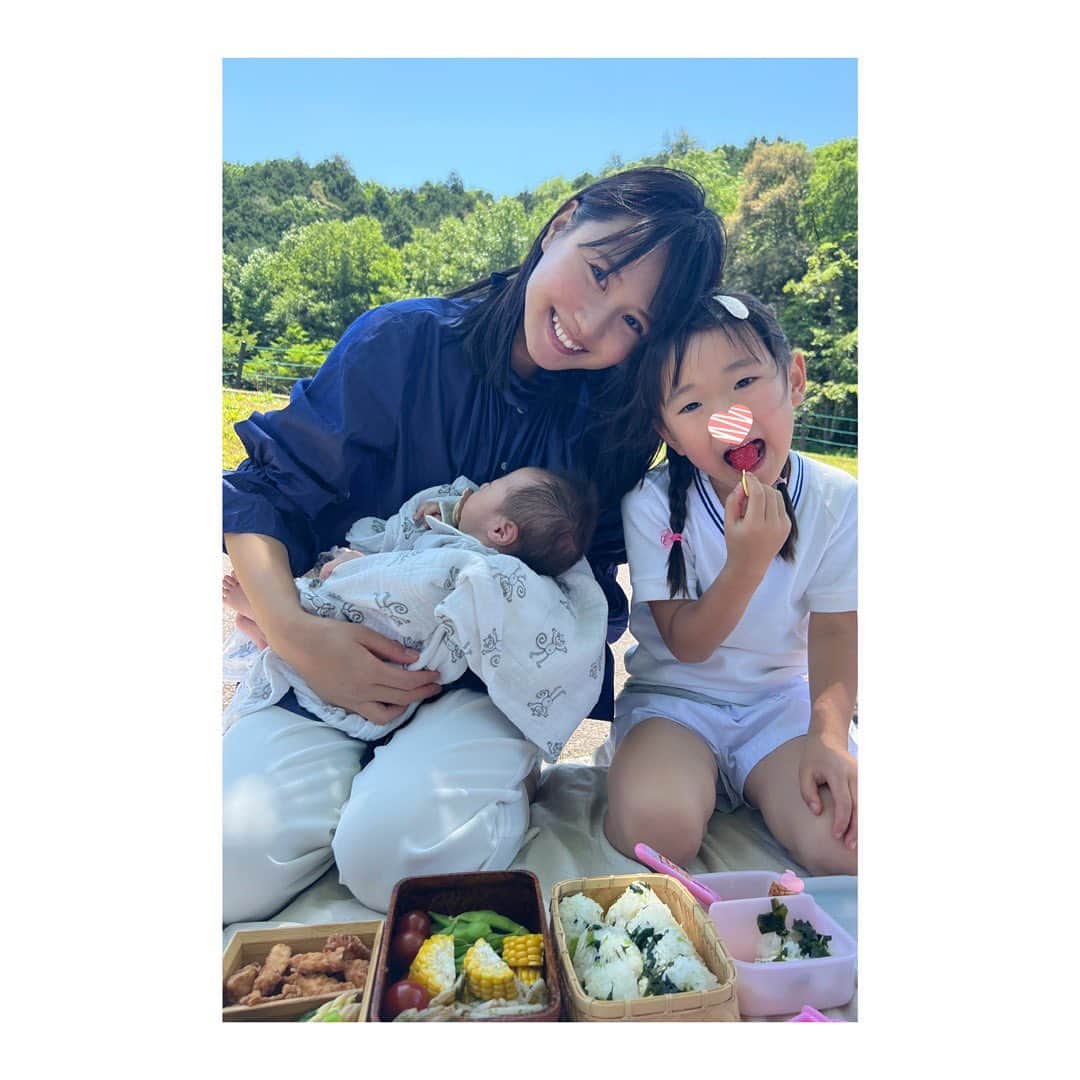 鈴木あすなのインスタグラム：「. . 親子遠足で産後久々のお外にお出かけしてきたよ☀️  5歳の娘は、赤ちゃんのお姉ちゃんになったり、お母さんになったり、同じ赤ちゃんになったり👼  まだまだ環境になれず不安定？だけど、赤ちゃんが大好きみたいでなにより🙆‍♀️  幼稚園最後の1年も楽しく過ごせますように♡  お弁当は相変わらず地味弁だけど...  唐揚げ ミニハンバーグ れんこんの塩こうじ炒め アスパラのお浸し きゅうりとミニトマトの塩昆布ナムル きゅうりと新玉のポテサラ わかめふりかけおにぎり 枝豆、とうもろこし、いちご  でした〜。」