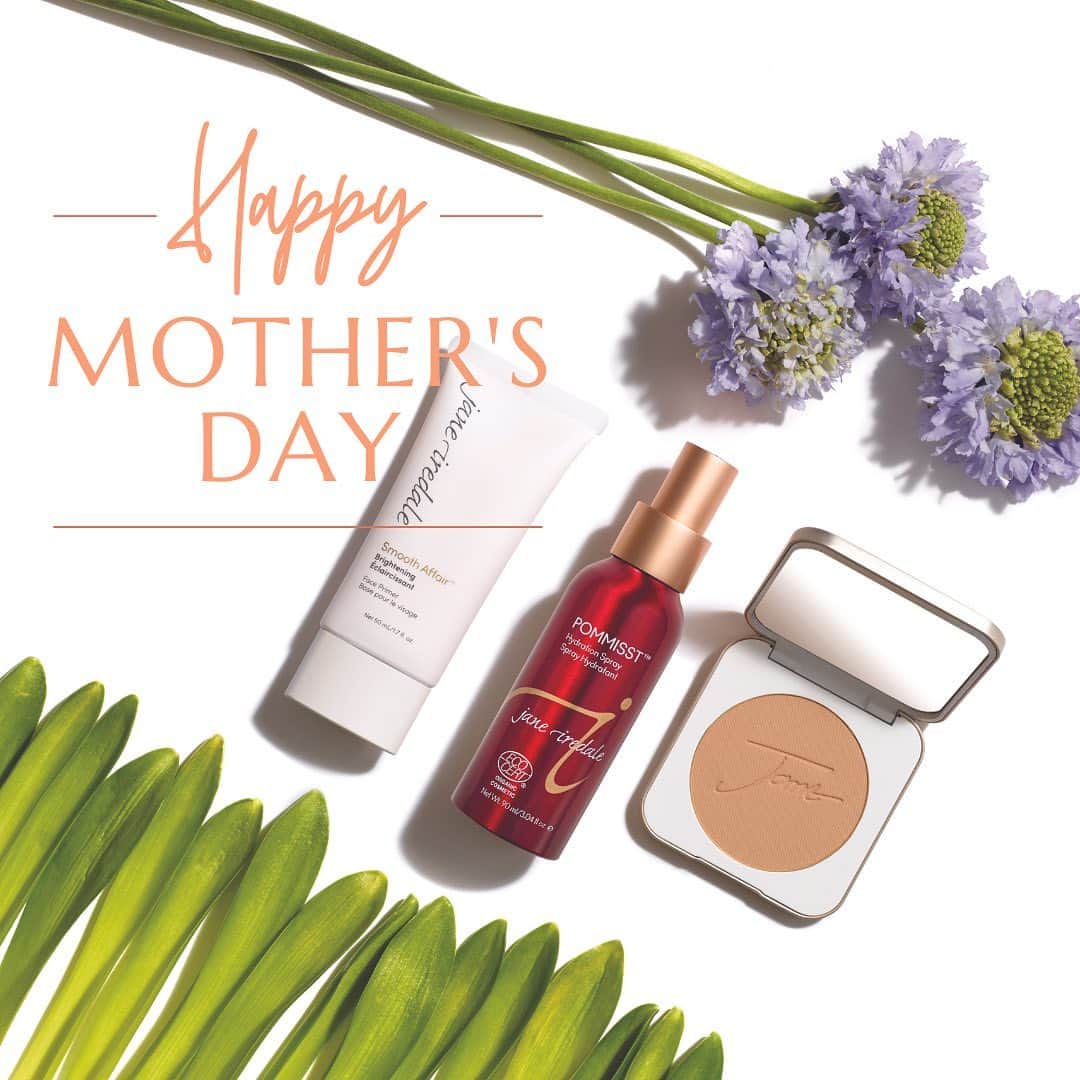 ジェーン・アイルデールのインスタグラム：「HAPPY MOTHER’S DAY💐  これから夏にかけてお出かけや旅行の機会が増えそうな今年は、母の日ギフトにスキンケアコスメを贈りませんか？ 「いつもありがとう」の言葉をスキンケアに添えて、お母さんに感謝を届けよう。  こちらはハイドロピュアティントセラム Fair1のキットです。  肌が感じる究極の幸せを追求。理想肌のさらなる進化を目指す  3ステップの“スキンケアシステム“に「ハイドロピュア ティントセラム」を加えた日本独自のシステムで、ベースメイクはさらなる高みへ。  最新の美容成分と、その機能を最大限発揮させる最先端のテクノロジー。高いスキンケア効果と、まるで何もつけていないように軽やかな美容液ファンデーションが、 最初のステップ「スムースアフェア」とともに肌の質感を整え、次のステップ「ピュアブレストベースSPF20/PA+++」とともに仕上がりの美しさを作り出します。  自然でありながら陶器のように美しい理想肌へ 世界で30秒に1個売れている、驚異の4in1「ピュアプレストベースSPF20 / PA++」 「スムースアフェア」と「ミスト」で脇を固めて効果を最大に  メイクアップも肌にいいものであるべき。ジェーン・アイルデールは、スキンケアとして高機能を持つメイクアップ製品をメディカルとビューティのプロフェッショナルと共に創造しています。下地、ファンデーション、仕上げにミストの日本独自の“スキンケアシステム“をご用意しました 。  ※4in1：スキンケア・コンシーラー・ファンデーション・日焼け止め  通常価格：26,620円（税込） →特別価格：22,000円（税込）  ＝＝＝＝＝＝＝＝＝＝＝＝＝＝ #janeiredale  #ジェーンアイルデール #クリーンビューティ #スキンケアメイクアップ #ミネラルコスメ #オーガニックコスメ #ナチュラルコスメ #メイクアップアーティスト #デパコス #ナチュラルメイク #メイクアップ #コスメ #makeup #cosme #セルフメイク #ミネラルメイク #限定キット #日焼け止め#MRiBeauty #紫外線防止 #夏新作 #コスメ紹介 #ZOZOCOSME #ゾゾコスメ #コスメ #COSME #コスメ好きさんと繋がりたい #メイクアップ #ZOZOTOWN #ゾゾタウン」