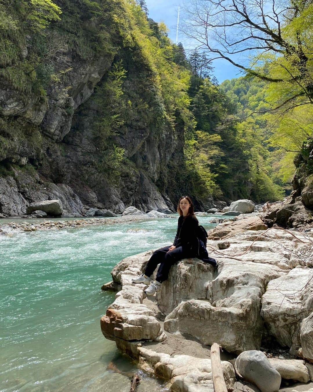 佐山彩香のインスタグラム：「バイ貝🐚のお刺身が好きすぎて これを食べるだけのために 富山まで来る価値ある✌️♥️  貝はコリコリ食感がたまらない 肝はとろとろで 臭みゼロ美味しすぎてやばい🤤  #バイ貝#富山#富山グルメ#黒部渓谷」