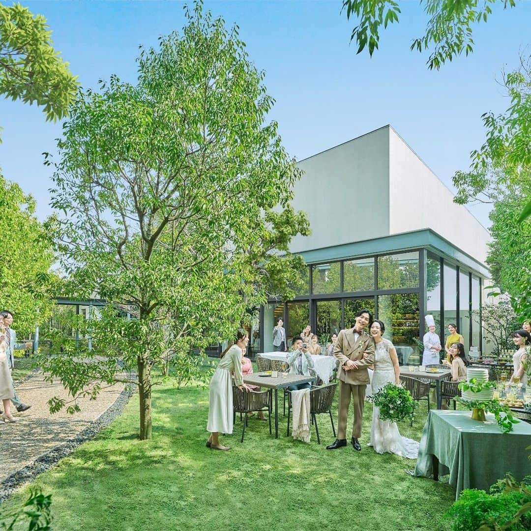 麗風つくばシーズンズテラスのインスタグラム：「麗風つくばのおすすめpoint③  緑溢れるガーデン🌳✨  前撮り場所でも人気です💭  ￣￣￣￣￣ ブライダルフェア予約や卒花レポートは 【 @rayfuu 】のトップページ【 URL 】からcheck!  ◎ブライダルフェア 料理重視必見の無料コース試食や アクセス抜群の貸切邸宅をまるごと見学 目の前には滝が流れる緑と光のチャペルは ゲストもリラックスできる開放的な空間 コロナ対策や見積もり相談等 安心できるコンテンツも盛り沢山です。 つくばで式場お探しならぜひ麗風へ。  ◎Staff Blog 気になるウエディングアイテムや 進行のアイディア、実際の結婚式のエピソード等 お役立ち情報満載です＊*  ◎Wedding Report 麗風卒花嫁様のコロナ禍でのリアルな ウエディングレポート公開中！ 今って人数どれくらいでやってるの？ 少人数ウエディングってどんな感じ？ リアル卒花レポートをぜひご覧ください♪°  ￣￣￣￣￣￣」