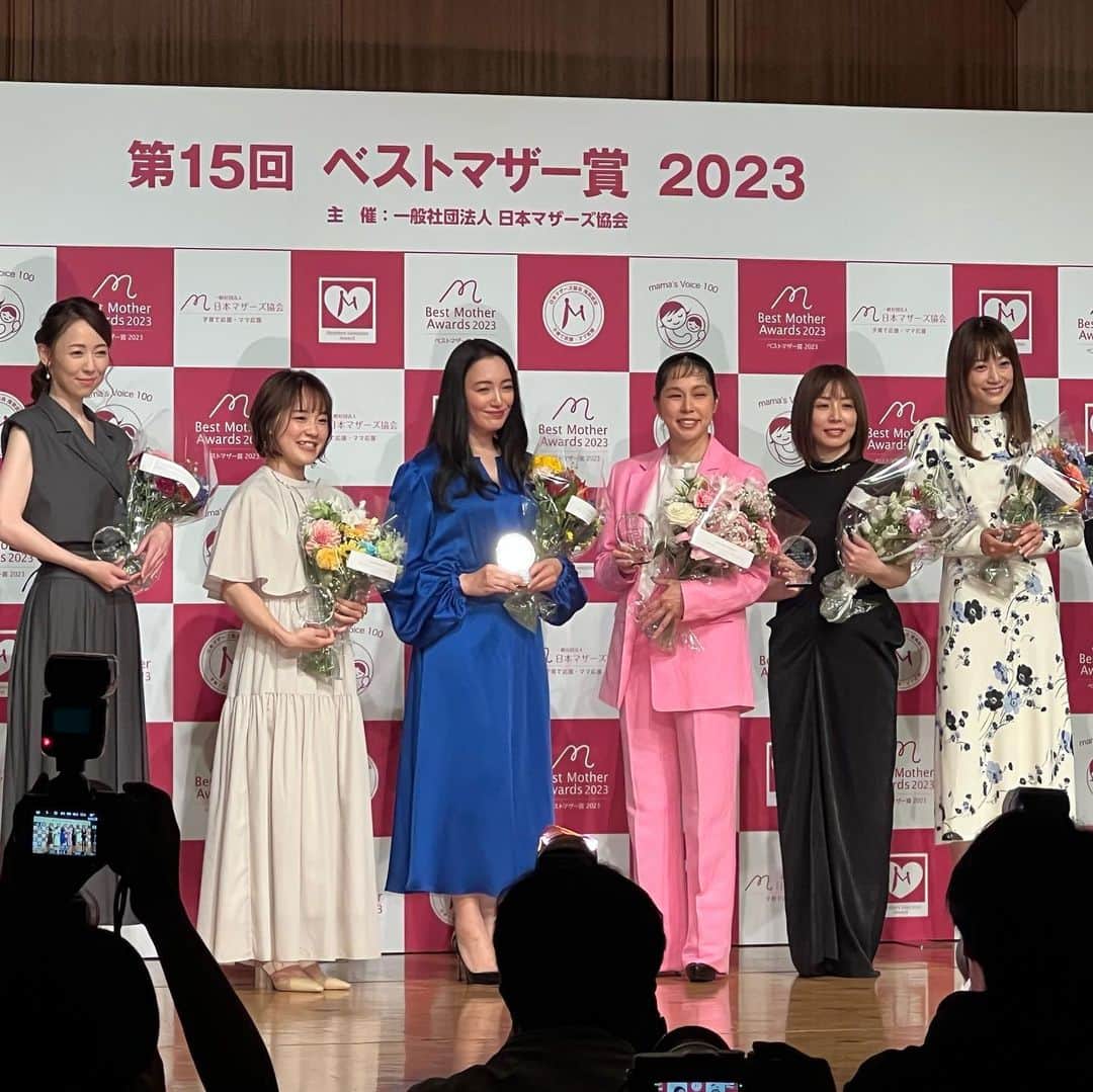 AIのインスタグラム：「Happy Happy Mother’s Day💐 世界中のお母さんみんながベストマザーです！  もうこんな神々しい賞を私なんかがいただいていいものか、、😅  もうベストマザーになりたいけど毎日が葛藤で最高でまた葛藤で最高ですwこれを書いている間にも子供が「マーマーーー！！こっち見てーー！！」って叫んでますw  そんな中こんな賞をいただけるなんて本当に涙が出ます。そんなふうに思ってくれてる方がいるってだけでこれからも頑張っていけます！！  これからは本当のベストマザーになれるように子供達のことをもっと研究して修行させてもらいます！！w  全ての子育てを頑張ってる皆様、お互い頑張りましょうね💪💪💪子供達の未来がハッピーになりますように！  @youn1029 @eri_tosaka  #mothersday #etro #母の日」