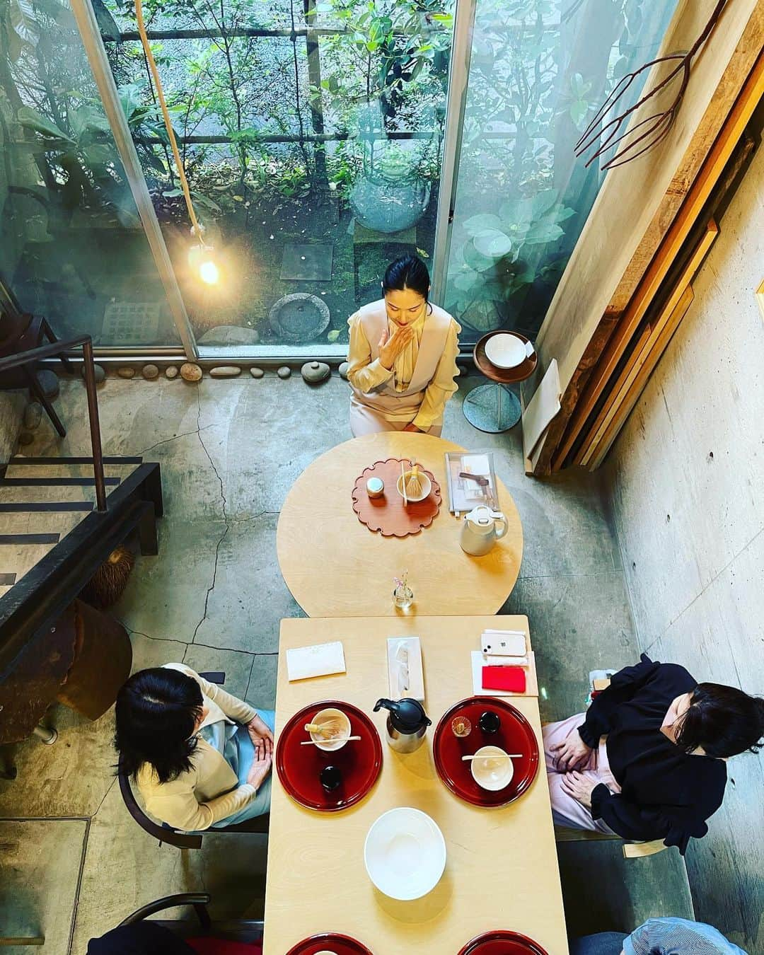 深澤里奈さんのインスタグラム写真 - (深澤里奈Instagram)「◯◯◯  本日から tea journey 東京クラスは 新たな場haaz（白金台）にてスタートしました。  東京でのクラスは、年に4、5回開催予定で、次回は秋頃の開催を予定しています。  軽井沢のクラスは毎月開催しております（6,7,8月はリニューアル作業のためお休みです。5月は23日開催。）  深い呼吸と共に始まったtea journey。  テーブル茶にご興味のある方、ご縁がありましたら是非お問合せくださいませ。  お問合せ先：haaz https://www.haaz.co.jp  #teajourney #tabletea #テーブル茶 #深澤里奈 #Yukiwa-bon #自宅の茶 #茶の湯 #wagashi #和菓子」5月14日 14時23分 - rinatj