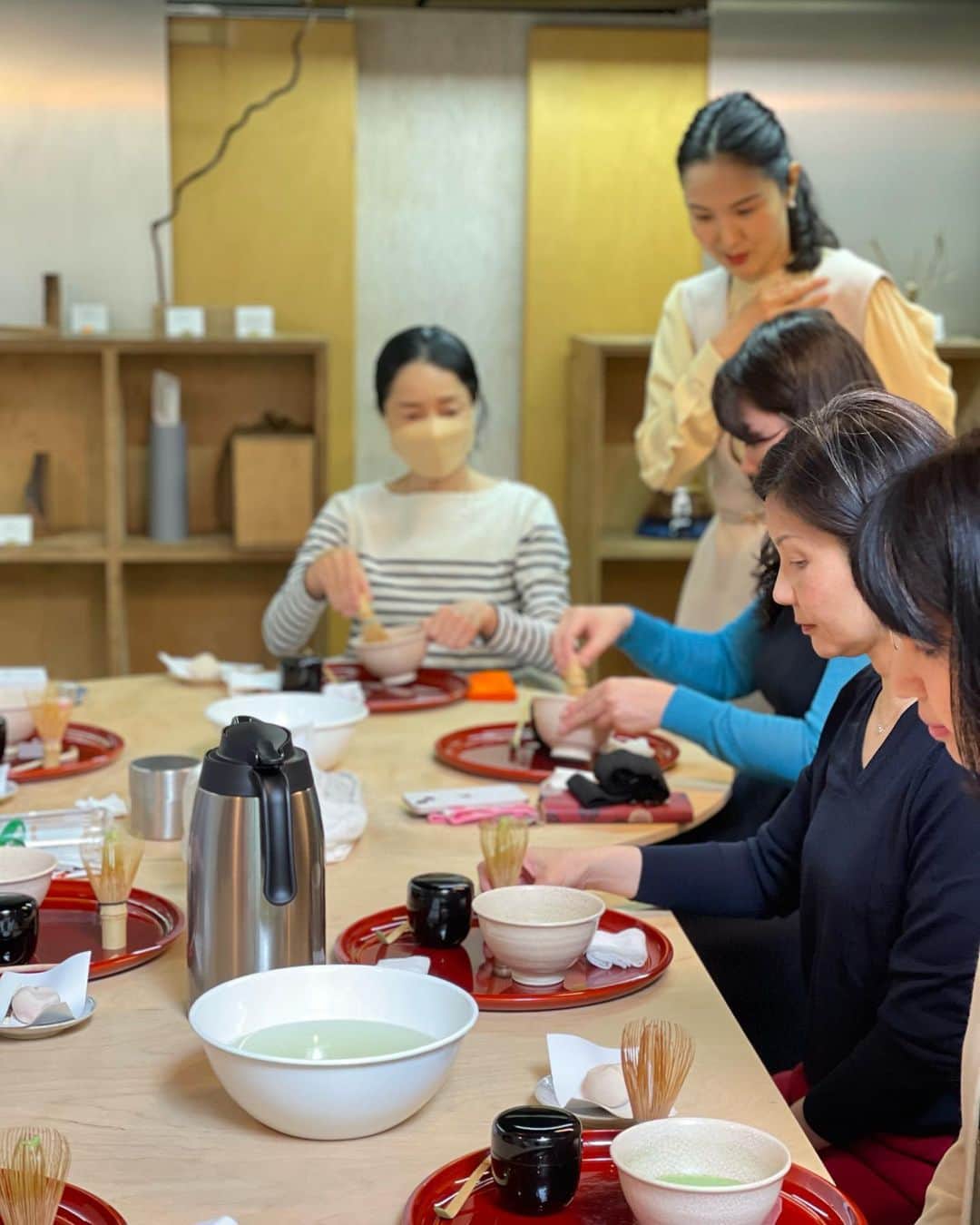 深澤里奈さんのインスタグラム写真 - (深澤里奈Instagram)「◯◯◯  本日から tea journey 東京クラスは 新たな場haaz（白金台）にてスタートしました。  東京でのクラスは、年に4、5回開催予定で、次回は秋頃の開催を予定しています。  軽井沢のクラスは毎月開催しております（6,7,8月はリニューアル作業のためお休みです。5月は23日開催。）  深い呼吸と共に始まったtea journey。  テーブル茶にご興味のある方、ご縁がありましたら是非お問合せくださいませ。  お問合せ先：haaz https://www.haaz.co.jp  #teajourney #tabletea #テーブル茶 #深澤里奈 #Yukiwa-bon #自宅の茶 #茶の湯 #wagashi #和菓子」5月14日 14時23分 - rinatj