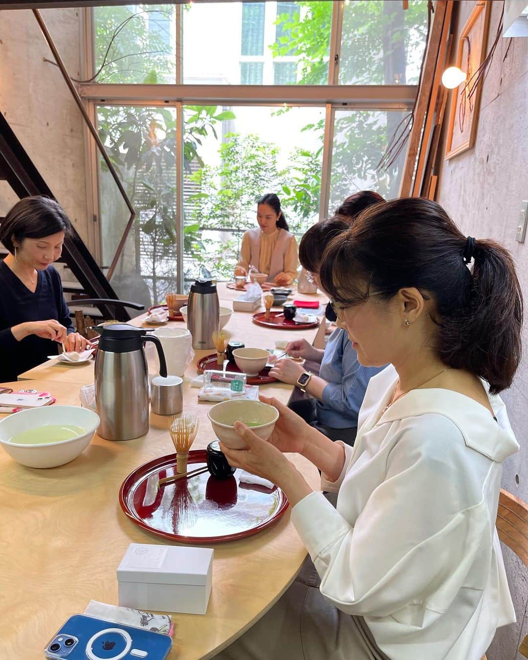 深澤里奈さんのインスタグラム写真 - (深澤里奈Instagram)「◯◯◯  本日から tea journey 東京クラスは 新たな場haaz（白金台）にてスタートしました。  東京でのクラスは、年に4、5回開催予定で、次回は秋頃の開催を予定しています。  軽井沢のクラスは毎月開催しております（6,7,8月はリニューアル作業のためお休みです。5月は23日開催。）  深い呼吸と共に始まったtea journey。  テーブル茶にご興味のある方、ご縁がありましたら是非お問合せくださいませ。  お問合せ先：haaz https://www.haaz.co.jp  #teajourney #tabletea #テーブル茶 #深澤里奈 #Yukiwa-bon #自宅の茶 #茶の湯 #wagashi #和菓子」5月14日 14時23分 - rinatj