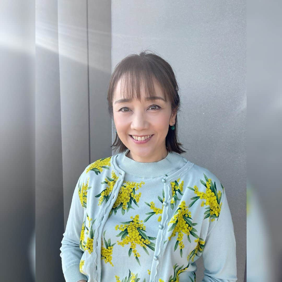 西田ひかるさんのインスタグラム写真 - (西田ひかるInstagram)「.  水曜日ytv「ten.」  ミモザのプリント、重ねて素敵！  ユキ先生のミニブック、おしゃれなコーディネートがたくさん見れて参考にしたいものばかり☺︎   #読売テレビ #mimosa  #西田ひかる #hikarunishida #news #yukitorii」5月14日 14時23分 - hikaru_nishida.official