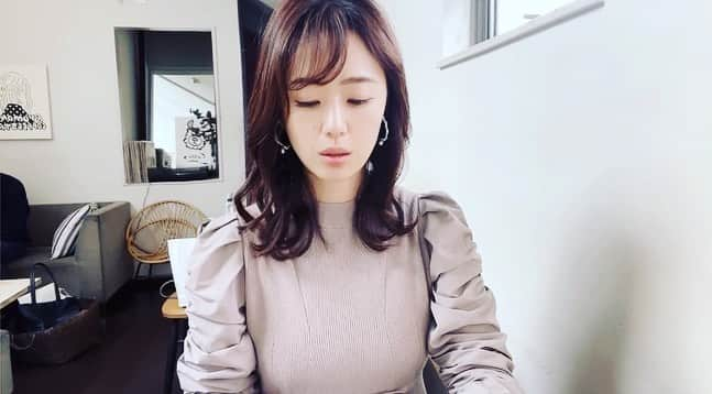 三井智映子さんのインスタグラム写真 - (三井智映子Instagram)「先週の相場を振り返りましょう。 先週の米市場で主要3指数はまちまちの値動きでした。 ダウは週足で1.1%下落、日足だと5営業日続落で小幅にズルズル下げているイメージ。 S&P500は小幅に下落する一方、ナスダックは上昇しました。  4月のCPIは前年同月比の上昇率が4.9%と市場予想の5.0%を下回る結果となりました。 4月のPPIは食品とエネルギー除くコアPPIが前年比3.2％上昇と予想を下回りました。 低調な経済指標→FRBの利上げ継続懸念後退となりました。 ただミシガン大学の5月の消費者態度指数は57.7と市場予想の63.0を下振れ、半年ぶりの低水準に。消費者マインドを探る経済指標が軟調だったこと、加えて消費者が予想する5年先のインフレ率は3.2%とインフレは高止まりが予想されていることで米景気の先行き懸念から売りが優勢となったようです。 加えて米債務上限問題への懸念や米地銀のパックウエスト・バンコープ(PACW)の株価が急落し、地銀株への売り圧力が再び強まったことも相場の重しとなったよう。  ナスダックは週末は下げたものの、水曜、木曜と年初来高値更新しました。 GoogleがAIを搭載した検索機能を発表したことが材料視されるなど大手ハイテク株に資金が集まったことが背景にあるようです。  先週はBOE(イングランド銀行)が市場予想通り政策金利を4.25%から4.5%へ引き上げることを決定しましたね。2021年12月から12会合 連続の利上げとなります。 米国、ユーロ圏に続いて英国も利上げしたことになります。 利上げしない(できない)日本では日経平均が先週は230円35銭高と5週続伸となっています。強い！ レンジをブレイクして1年半ぶりの高値をつけてきました。 外国人投資家の買いも入っているようですが、3万円の大台にトライするのか注視したいところです。  今週は債務上限問題をめぐりバイデン大統領と野党である共和党のマッカーシー下院議長の協議が行われることに注目。 日本では経済指標では17日に日本の1-3月期GDPが発表されます。 また百貨店の売上好調が話題となっており、インバウンド需要の手がかりとなる訪日外国人の数も押さえておきたいところ。 19日(金)から21日(日)にはG7が開催予定となっています。  #投資家さんとつながりたい  #相場まとめ」5月14日 14時27分 - chiekomitsui