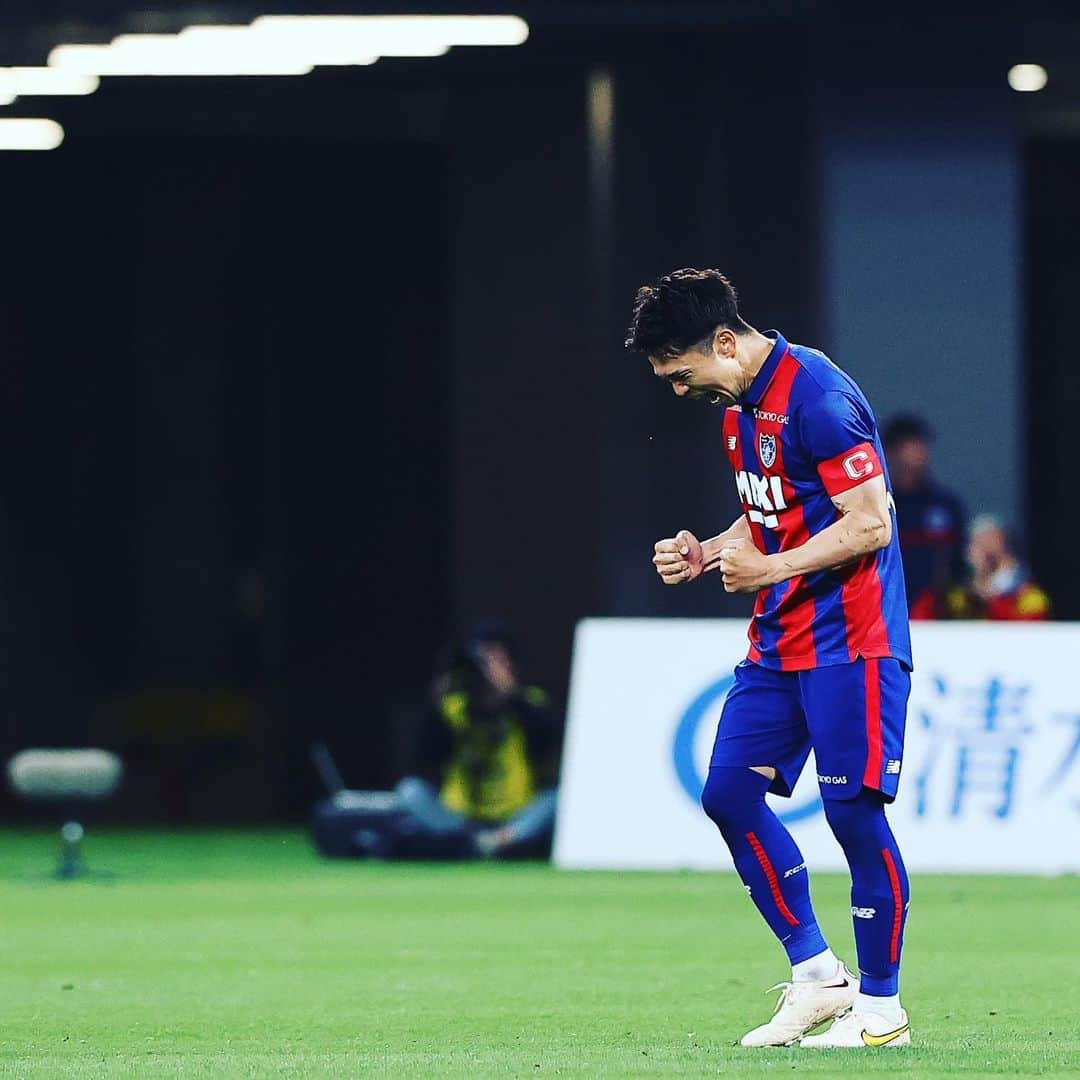 FC東京オフィシャルグッズさんのインスタグラム写真 - (FC東京オフィシャルグッズInstagram)「🔵🔴 vs #川崎フロンターレ   責任と苦しさを背負った男の魂の咆哮。  @masatomorishige  @fctokyoofficial  #森重真人 #FC東京 #fctokyo #tokyo」5月14日 14時28分 - fctokyoofficial