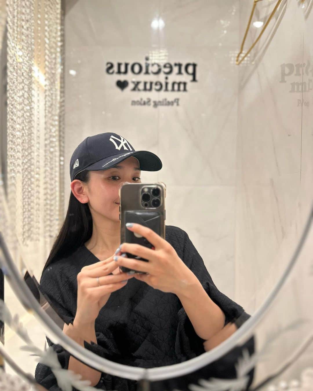 鈴木詩織のインスタグラム：「お肌メンテナンス始めました♡ ここ3年位ずっとお肌トラブルで悩んでて、辿り着いたのが @precious_mieux 🧖🏻‍♀️  普通に通っているのだけど、今まで行ったピーリングの中で一番良くて感動したのでシェア📝✨ 写真はノーマル無加工で撮ってます📷  ひとりひとりのお肌にきちんと向き合ってくれてて、 2時間の施術で、お肌が別物に生まれ変わってる感じ🌱 ハリも全然違くてお肌も高くなってるの🤍こんなにビフォアフの違いを感じたサロンなかった！  私はニキビ、ニキビ跡、毛穴が悩みなのでそれを改善すべく月1のスペシャルケアとして🥹✨ ハーブピーリングなのでお肌を育ててくれるのでこれからにも期待🫡  今日は【DNAピーリング】を受けました♡」