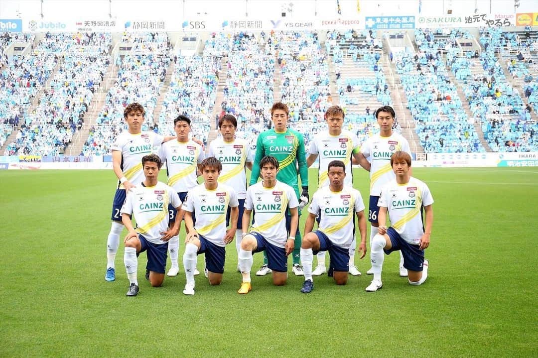 高木彰人さんのインスタグラム写真 - (高木彰人Instagram)「昨日の試合で約10ヶ月ぶりに公式戦に復帰することが出来ました！ 本当にたくさんの方々にお世話になりましたし、特にメディカルチームとは居る時間が長かったので感謝しています！  復帰するまで本当に長かったし、しんどいこと、辛いこと、リハビリが停滞して気持ち的にもマイナスになった事もあったけど、昨日公式戦のピッチに戻って来れて言葉では表せれないぐらい嬉しかったし、やっぱりサッカー好きやなって改めて思いました！ ここからまたサッカー人生がスタートするので頑張っていきたいと思います！  昨日の試合は負けてしまいましたが、またすぐに試合が来るのでいい準備したいと思います これからもよろしくお願いします！  #ザスパクサツ群馬 #39」5月14日 14時31分 - akito_0804