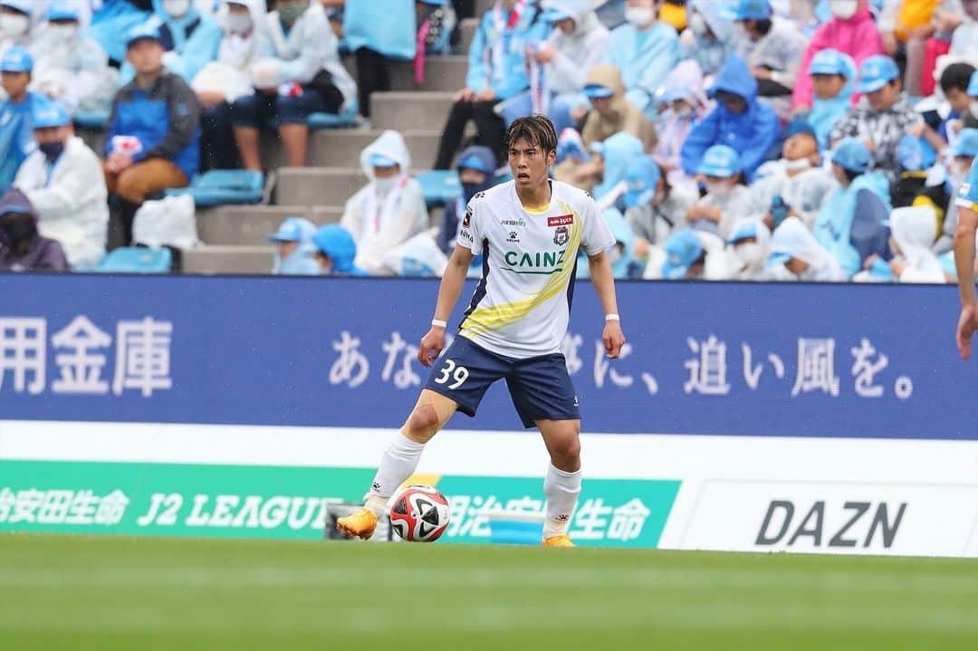 高木彰人さんのインスタグラム写真 - (高木彰人Instagram)「昨日の試合で約10ヶ月ぶりに公式戦に復帰することが出来ました！ 本当にたくさんの方々にお世話になりましたし、特にメディカルチームとは居る時間が長かったので感謝しています！  復帰するまで本当に長かったし、しんどいこと、辛いこと、リハビリが停滞して気持ち的にもマイナスになった事もあったけど、昨日公式戦のピッチに戻って来れて言葉では表せれないぐらい嬉しかったし、やっぱりサッカー好きやなって改めて思いました！ ここからまたサッカー人生がスタートするので頑張っていきたいと思います！  昨日の試合は負けてしまいましたが、またすぐに試合が来るのでいい準備したいと思います これからもよろしくお願いします！  #ザスパクサツ群馬 #39」5月14日 14時31分 - akito_0804