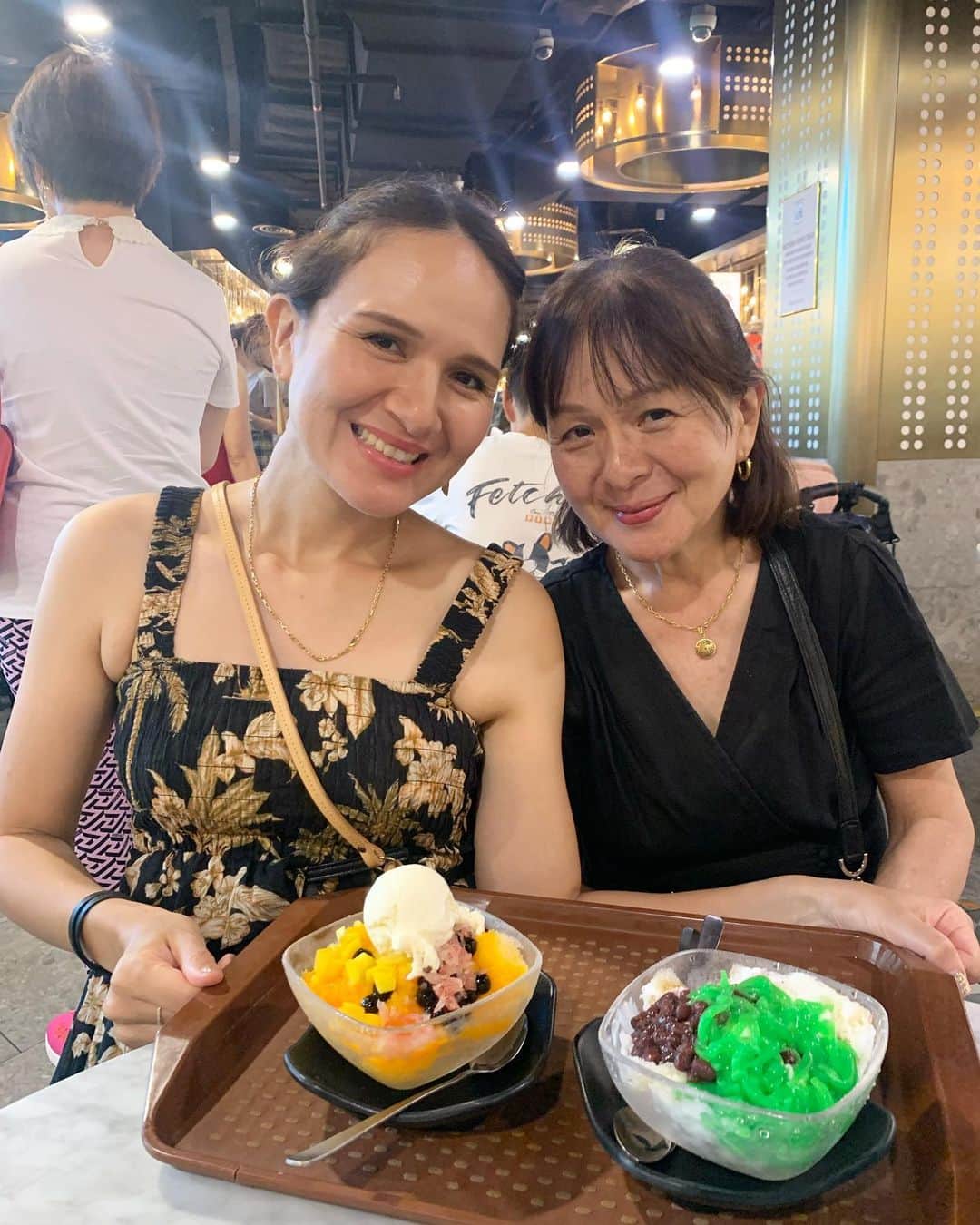 瀬間友里加のインスタグラム：「Happy Mother’s Day 👩🏻💐 尊敬するお母さん💓いつもありがとう✨そして今年も息子から可愛いプレゼント貰えて嬉しかった🥰 お義母さんにもありがとう💓 #happymothersday #母の日  #いつもありがとう #singapore」