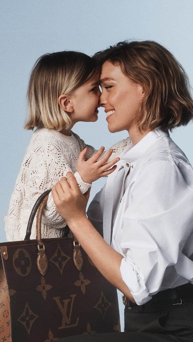 アリゾナ・ミューズのインスタグラム：「A celebration of generational connection ♥️  @louisvuitton Mother’s Day special with my greatest loves @nikkomuse @boniface_vc and baby Cy✨   Happy Mother’s Day ♥️  Thank you to the spectacular team: Art direction @lolitajacobs @jbtalbourdet Photography / videography @lachlanbailey Styling @emmanuellealt Hair @damienboissinothair Mua @hiromi_ueda  #LVParfums#LouisVuitton #HappyMothersDay」