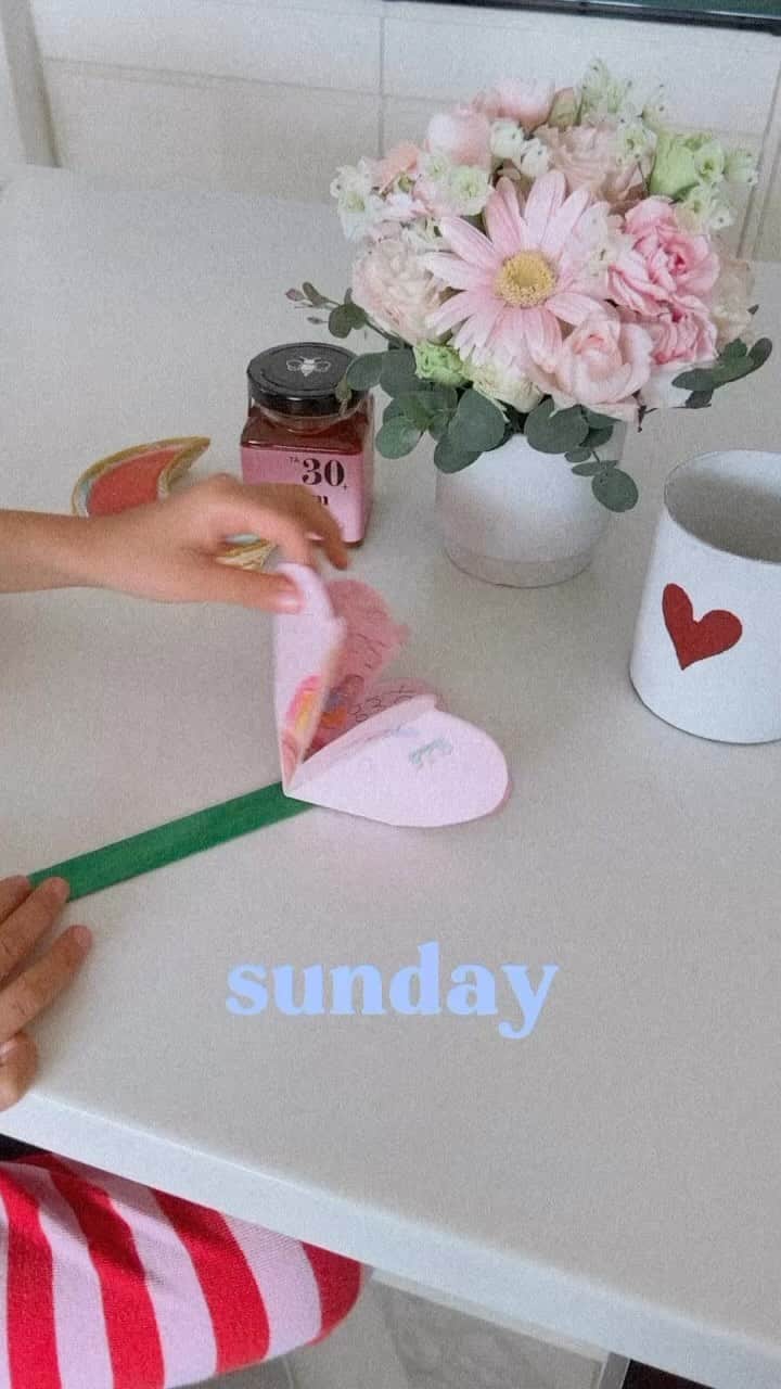 翁安芸のインスタグラム：「Thank you my love🥹🫶🏻💖💖💖  かわいい手作りのプレートとお手紙、歌のプレゼントをありがとう💓 あなたのママになれて幸せです❤️  #happymothersday #母の日」