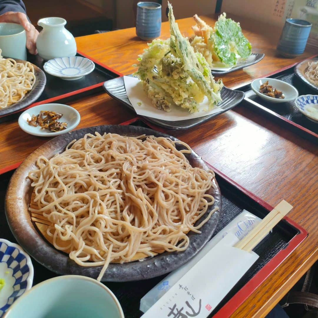 梅津春香さんのインスタグラム写真 - (梅津春香Instagram)「5月の帰省🌱  実家に用があったので帰省していました。 思ってたより米沢寒かったぁ〜。  5月中旬になっても実家にストーブやこたつがあるのが納得。  美味しいご飯を食べて、 新緑と共に気持ちの良い空気を吸って、 昔からの友達と閉店までカフェで語って、 家族との時間もゆっくり過ごして、 3泊4日あっという間でした。  前から行きたかったお釜にも行けて嬉しかったです。 (小さい頃に行ったらしいけど記憶がなくて)  帰省すると山形の行きたい場所がどんどん増えていく…。  懐かしいと初めてと美味しいが詰まった帰省でした👍  #帰省 #米沢 #カフェ #クオリティ高め #おしゃカフェ  #コスパ最高カフェ #蔵王 #お釜 #蕎麦 #義経焼  #父の運転指導のおかけで #米沢は運転できるようになった #2時間みっちり #ヤマザワの駐車場で朝練」5月14日 14時43分 - haruka_umetsu