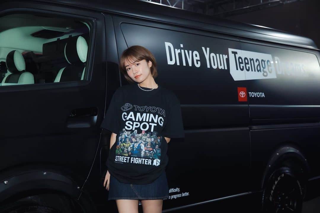 菜乃花のインスタグラム：「͛🎮⋆͛DreamHackJapan🖥  TOYOTA GAMINGSPOTにて、このイケてるかっこよハイエースの車内でスト６で遊んできました🤟🏻  学生の頃に遊んでいた時より キャラクターのビジュが洗練されてて感動しました😳！   まさかのゲーミングカー🚙での新体験楽しかったです！✨  #DYTDxSF6 #dreamhack  #pr」