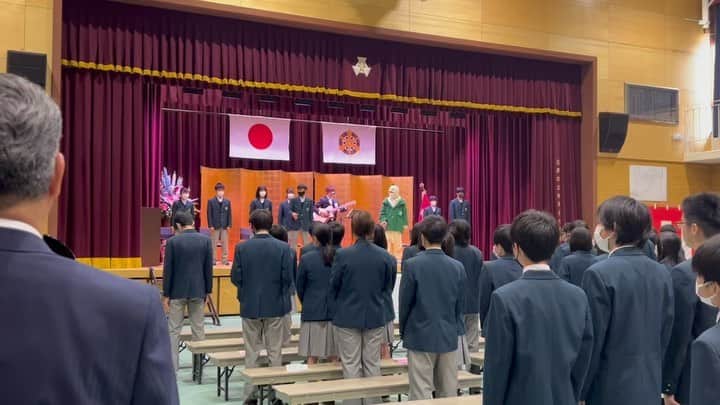 関義哉のインスタグラム：「50周年 記念式典にて 作らせて頂いた曲のお披露目でした。  京都市長をはじめ  たくさんのご来賓の方々も来られていて 緊張感もありましたが  歴史ある瞬間に 参加させて頂き  携わった曲を みなさんで歌って下さった空間 最高に幸せでした。  貴重な機会を頂き 関わって下さった皆さま 本当にありがとうございました。  50周年の記念誌にも載せて頂き 感謝です。  生徒会のみんなも 色々な準備 お疲れ様でした👏✨  I show the sound 安祥寺ラブ♪  #安祥寺サウンド #京都市立安祥寺中学校  「step by step」  作詞・作曲  関 義哉」
