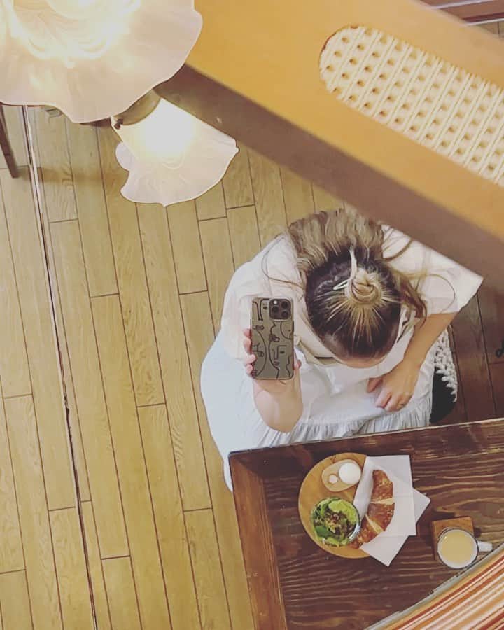 ナタリー・エモンズのインスタグラム：「モーニングセット🥚🥐☕️ #ナタリーエモンズ #エモやん」