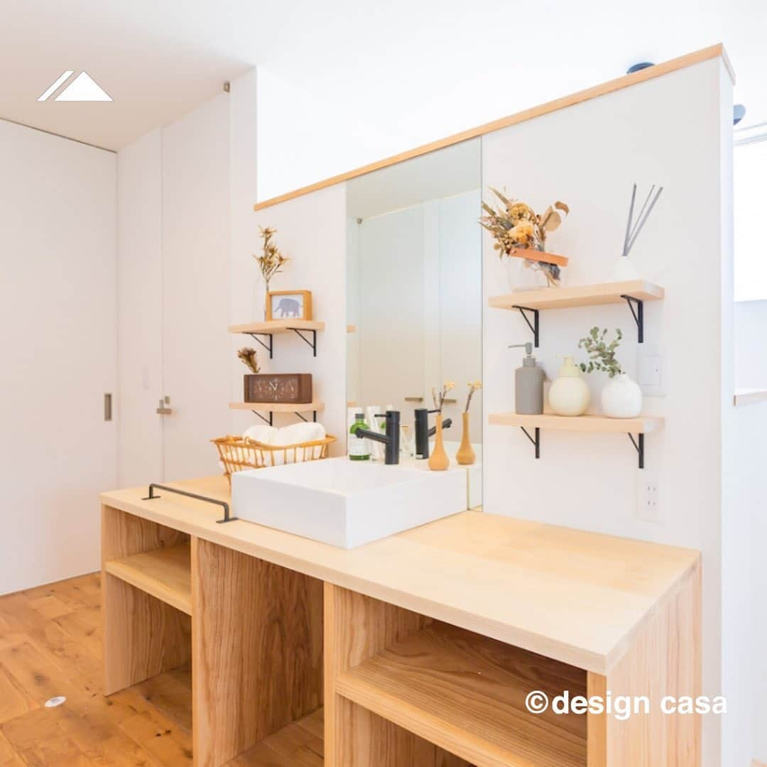 ONLY ONE HOUSE 株式会社 新谷組のインスタグラム：「* 　select from／Haus -ハウス- 【自由設計  design casa 】  ２階の各寝室の前に配置した洗面🪞  朝起きてからの身支度をスムーズに行え 物が多くなりがちな洗面も、２階なら 来客から見られる心配がありません💫  -------------------------------------- more photos...▷▷ @lidgehaus  follow me🕊 --------------------------------------  私たち#リッジハウス の目指すべき姿。 それは、「住まいの創造を通して 幸せな家族の未来を創出する」こと。  家を手に入れた満足よりも、 住んでからの満足を永続的に味わう。  そのために何気ない日常に 幸せを感じられる、 #さ”を大切にした #家づくり のお手伝いをしたい。  そんな想いから #LIDGEHAUS は誕生しました🌱  Life is Designed General Enjoyment. ー 幸せは、いつも 何気ない日常にある。ー  #工務店 #新築 #一戸建て #マイホーム #マイホーム計画 #注文住宅 #デザイン住宅 #おおい町 #舞鶴市 #高浜町 #小浜市 #敦賀市 #若狭町 #美浜町 #嶺南 #造作洗面 #サンワカンパニー #ニューベガ #一面鏡」