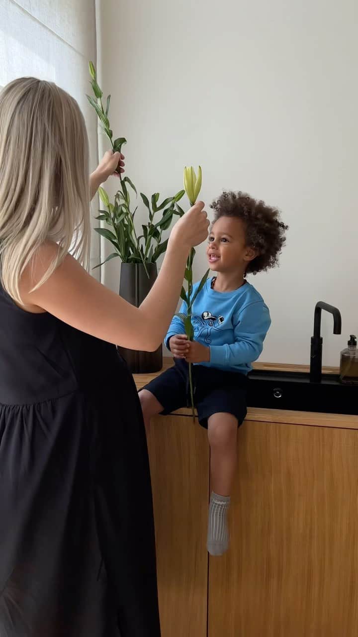 Linda Tolのインスタグラム：「Becoming a mother gave a new take on life. I felt like the world’s perspective and perception of me changed. I am more grateful for everything I have in life.  @tomtailor_official」