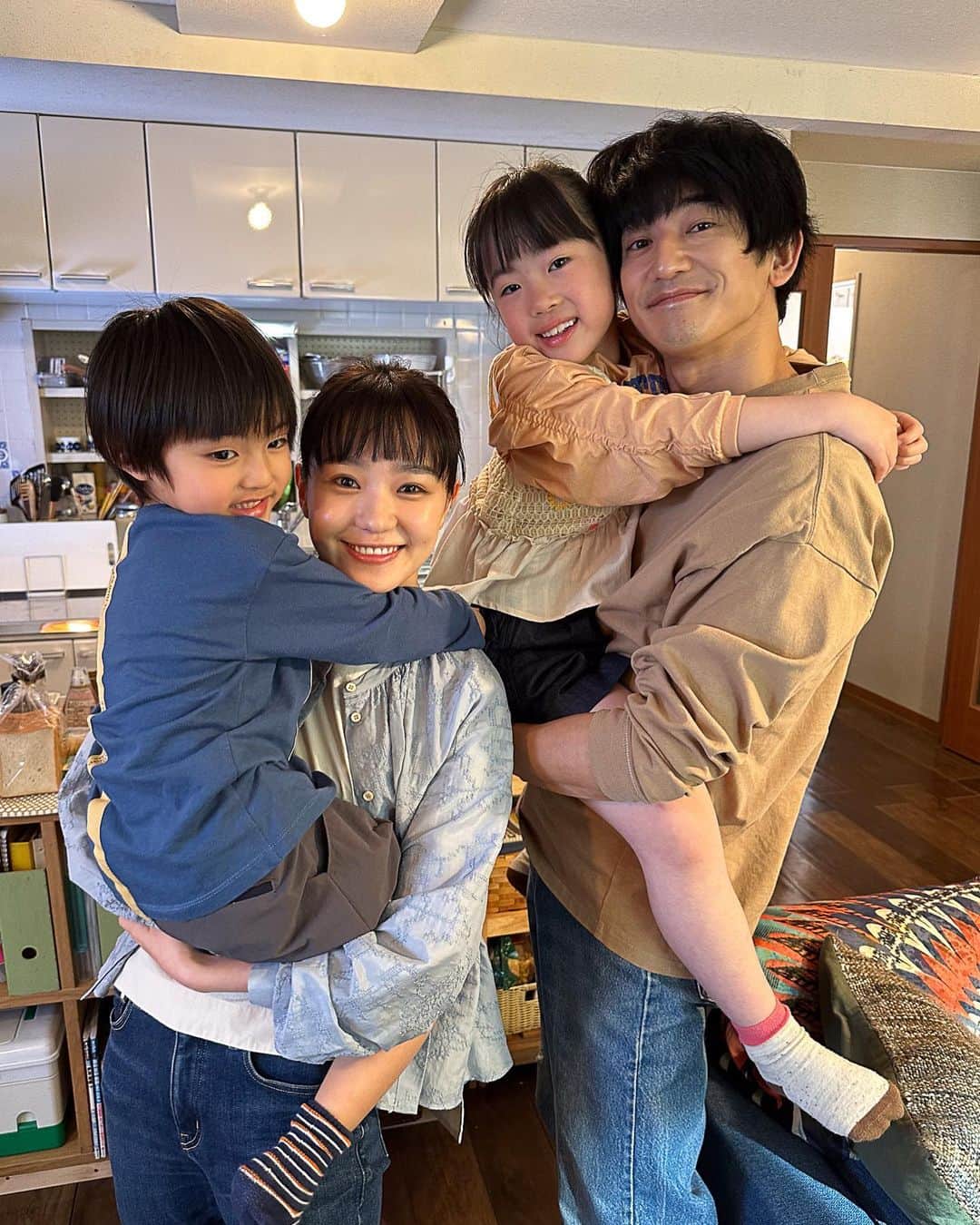 あなたがしてくれなくてものインスタグラム：「． 🫧オフショットをお届け🫧  第５話から 陽一の姉、麻美の子供たちと 家族写真のように ほのぼのする１枚を📸✨  #永山瑛太  #奈緒  #あなたがしてくれなくても  📣 ５話の #TVer 見逃し無料配信は 　　次回放送の5/18（木）まで！ 　　まだの方ももう一度見たい方も 　　お見逃しなく👀✨ 📺１〜３話も変わらず無料配信中 　　プロフィール欄のリンクからチェック！」