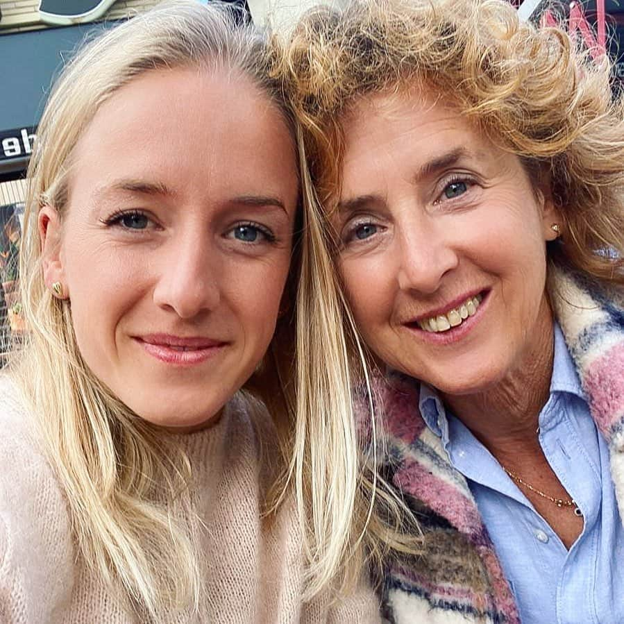 サンネ・ウェバースのインスタグラム：「I love you 🥰❤️💕 fijne Moederdag lieve mama! #lovemymom #mothersday」