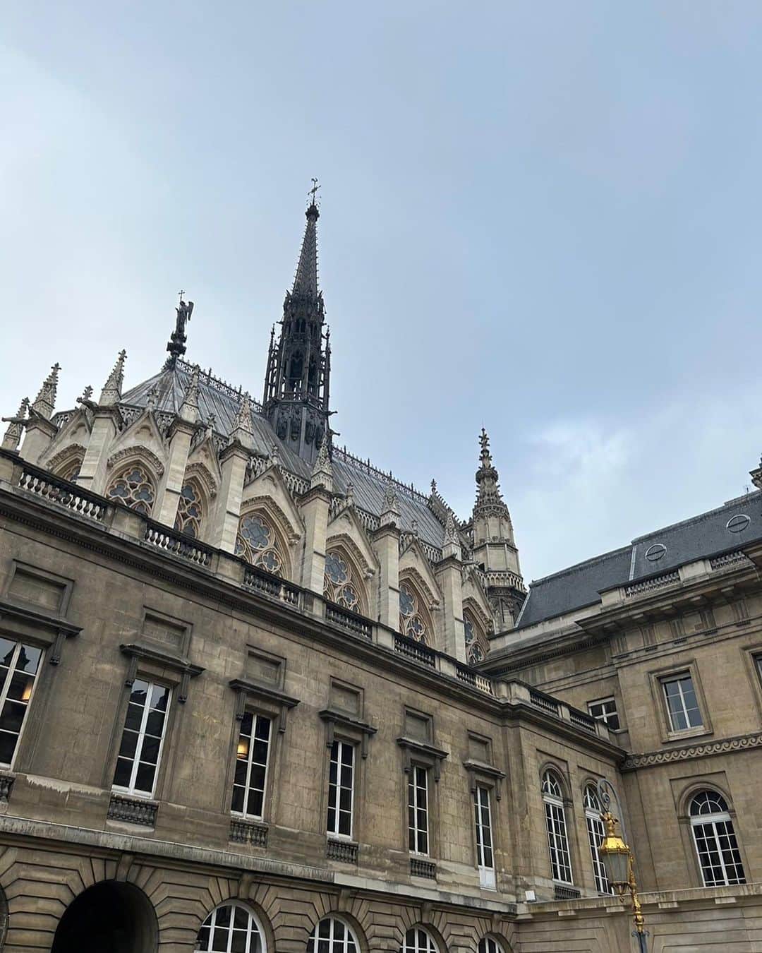 榊原信行さんのインスタグラム写真 - (榊原信行Instagram)「I was able to fulfill my longtime dream of visiting the Sainte Chapelle on my last day in Paris!  It was truly an amazing experience!  Now off to our next destination. Can you guess where we are headed?   Stay tuned for more details! ーーー パリ最終日、念願だったサント・シャペルに行く事が叶いました！ 圧巻でした！  それではこれから次の目的地へ移動します。 皆さん何処へ向かうと思いますか？  現地に着いたら、また報告しますね！」5月14日 15時02分 - nobu_sakakibara