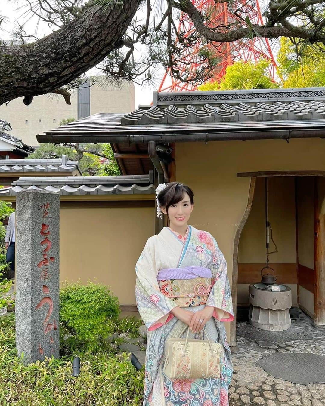 谷中麻里衣のインスタグラム：「Kimono ❤️  今日で入籍して1年✨ 「母の日おめでとう」ってお花をくれました🌸 そっち！？笑  入籍日は、ラストチャンス！と振袖で🥰  #藤娘きぬたや#総絞り#麻里衣きもの」