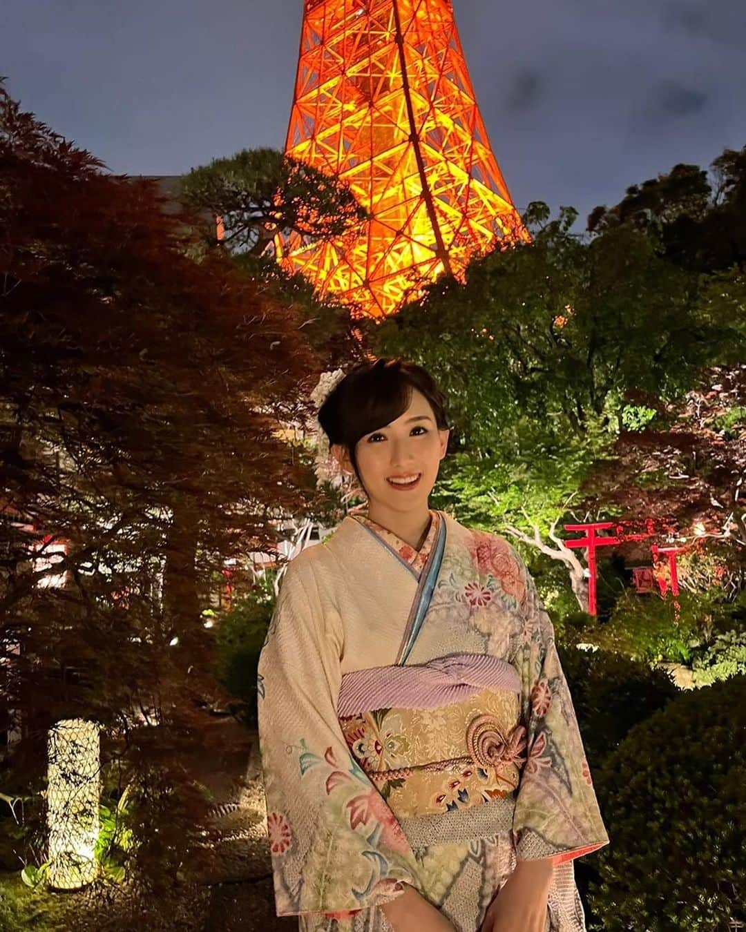 谷中麻里衣さんのインスタグラム写真 - (谷中麻里衣Instagram)「Kimono ❤️  今日で入籍して1年✨ 「母の日おめでとう」ってお花をくれました🌸 そっち！？笑  入籍日は、ラストチャンス！と振袖で🥰  #藤娘きぬたや#総絞り#麻里衣きもの」5月14日 15時08分 - marieyanaka