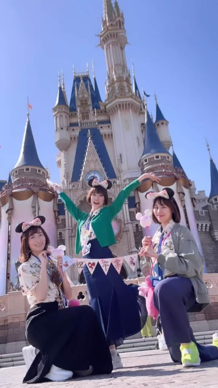 颯希有翔のインスタグラム：「あちゃ#清華蘭 ちゃん退団記念贅沢旅行の記録part2🏰 念願の40周年のミッキーとミニーちゃんとご対面😭 可愛すぎる…そしてNewパレードも最高だし全てが楽しすぎた… あちゃ、改めてご卒業おめでとうございます🌙 これからも沢山会おうね😊  #宝塚歌劇団 #宝塚og #月組  #翔我つばき さん #颯希有翔  #清華蘭 ちゃん #ディズニーランド #40周年ディズニー」