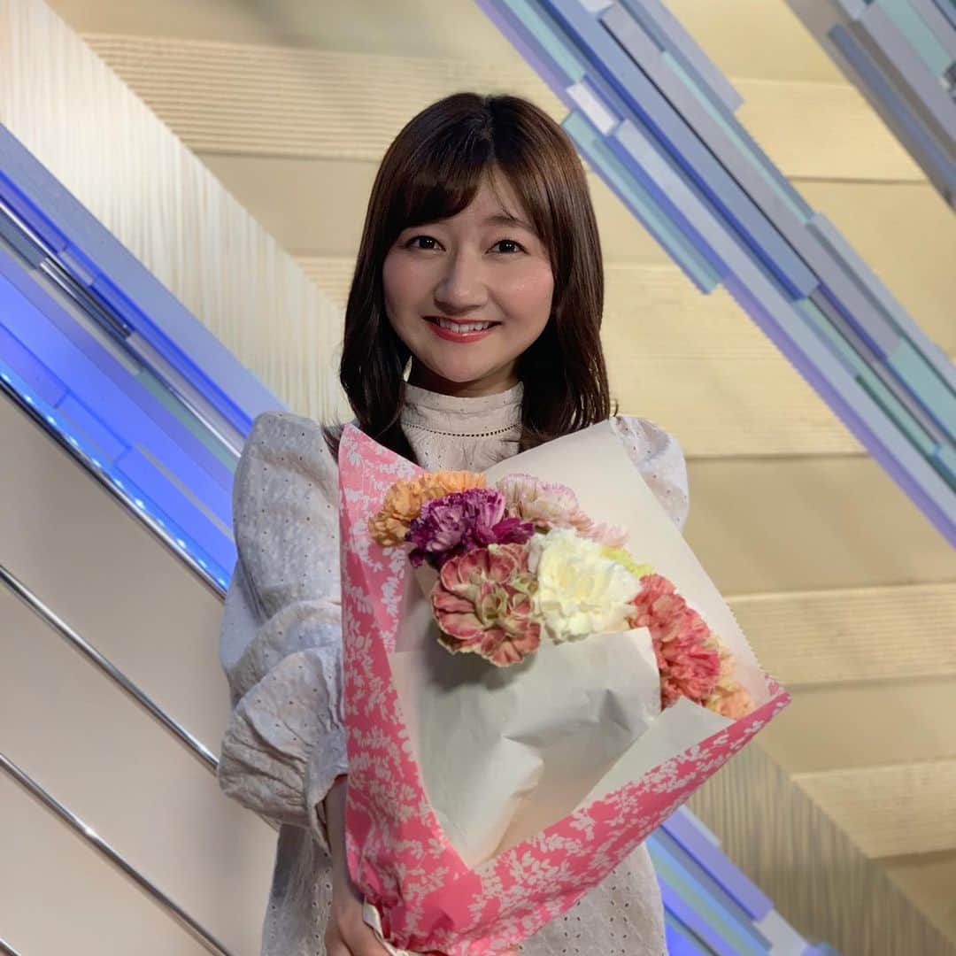 稲葉千秋のインスタグラム：「💐  きょうは母の日❣️  先日ハレのちあしたで紹介した Y's styleのカーネーション✨  淡い色や珍しい複色系のカーネーションが とっても可愛くて癒されました☺️  今日はあらかじめ注文していたお花を 母にプレゼントしました😌  みなさんは何か贈りましたか？✨ 物を贈らずとも、 感謝の気持ちを伝えたいですね❣️  #母の日 #感謝 #いつもありがとう」