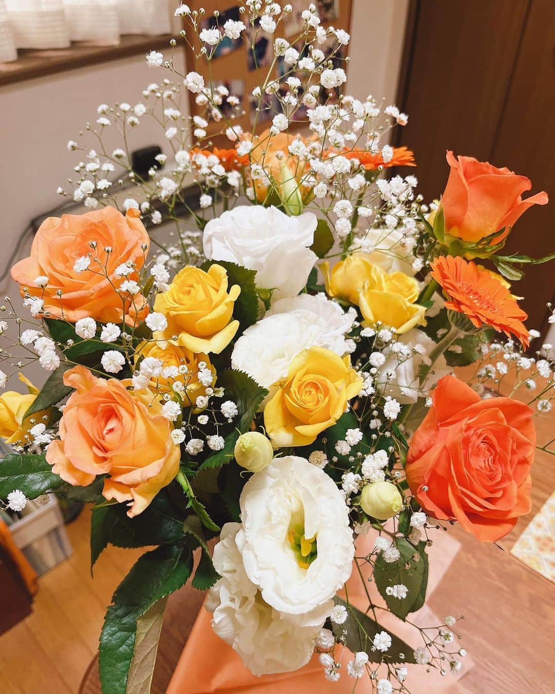 石田燿子さんのインスタグラム写真 - (石田燿子Instagram)「まんまるさんから ペリペラのグリッターシャドウとお花💐 女子〜💛ありがとう😊 部活の帰りにコッソリ買ってきてくれたらしく🥹✨うれしいね🤭  そしてわたしから母へ ビタミンカラーのお花💐 ランチして、お茶しました。 #母の日 #いつもありがとう」5月14日 15時15分 - yokonti