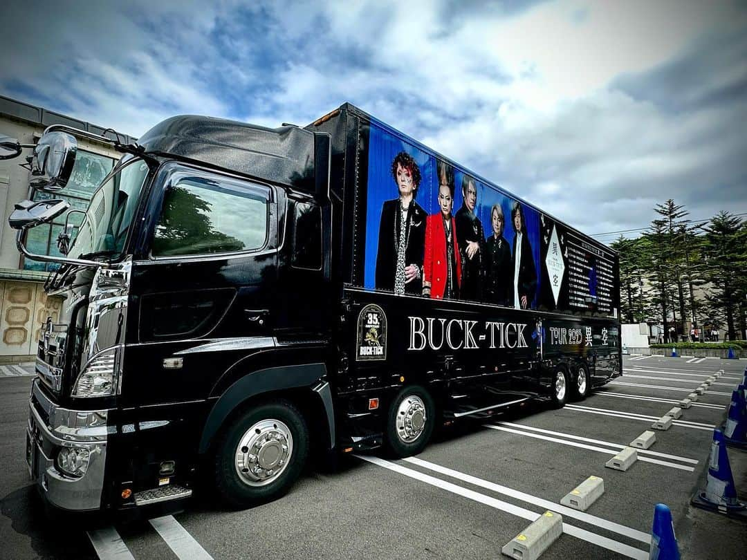 BUCK-TICKさんのインスタグラム写真 - (BUCK-TICKInstagram)「. ◤ ◢◤◢◤◢◤◢◤◢◤◢◤◢ BUCK-TICK TOUR 2023 異空-IZORA- 本日(5/14)、岡山公演開催‼️ ◤ ◢◤◢◤◢◤◢◤◢◤◢◤◢  5/14(日) 岡山：倉敷市民会館 OPEN17:00　START18:00  🎫当日券情報 会場窓口にて17:00～全席指定11,000円(税込)にて販売予定です。 ※紙チケットでの現金精算のみとなります。 ※購入時にお客様情報(氏名/電話番号/メールアドレス)のご記入をお願いいたします。  ご来場の皆様は、 ＜ツアー特設サイト＞の注意事項等を、 今一度ご確認くださいますよう、 お願いいたします。  https://buck-tick.com/feature/specialsite_2023tour  会場でお待ちしております!  #BUCKTICK #BUCKTICK35th #TOUR2023異空 #5月14日 #倉敷市民会館 #櫻井敦司 #今井寿 #星野英彦 #樋口豊 #ヤガミトール」5月14日 15時19分 - bucktickofficial