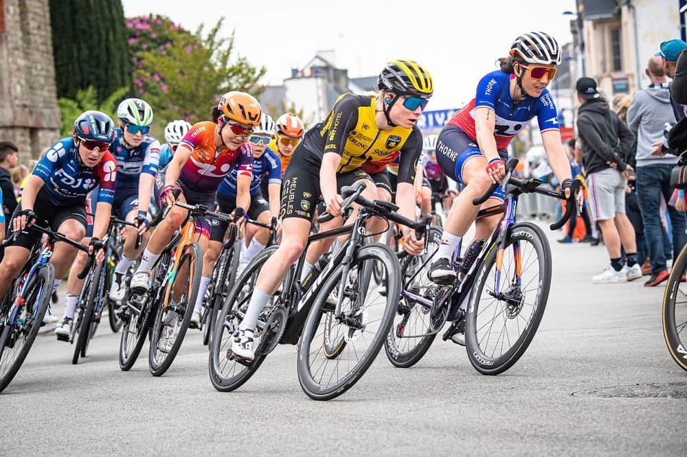 與那嶺恵理のインスタグラム：「5days @bretagneladiestour 🇫🇷Done&Dusted 🫡good vibes in my book 📚😊 . . Started from Echelon action 🌪, One stage win @dariapikulik 🥇 Bretagne jersey @cordonragot in the mid days 💙 and Ended with good vibes @hphcycling 🧡💜🤘🏻 . . Even though always perfect legs and feelings each of us,  We work&ride together in the race and have so many laughs off bike 🧡💜This made me remembered fun to race 🫶🏻  Thank you girls and staff !!! . . Au revoir 👋🏻 France 🇫🇷  Next ➿ another 5days in Andalucia, Spain 🇪🇸 (31 May- 4 June)  I’ll be back 🇫🇷next month in Pyrenees ⛰⛰⛰ (9-11 June)  . . #今日のエリさん　#HumanPoweredHealth」