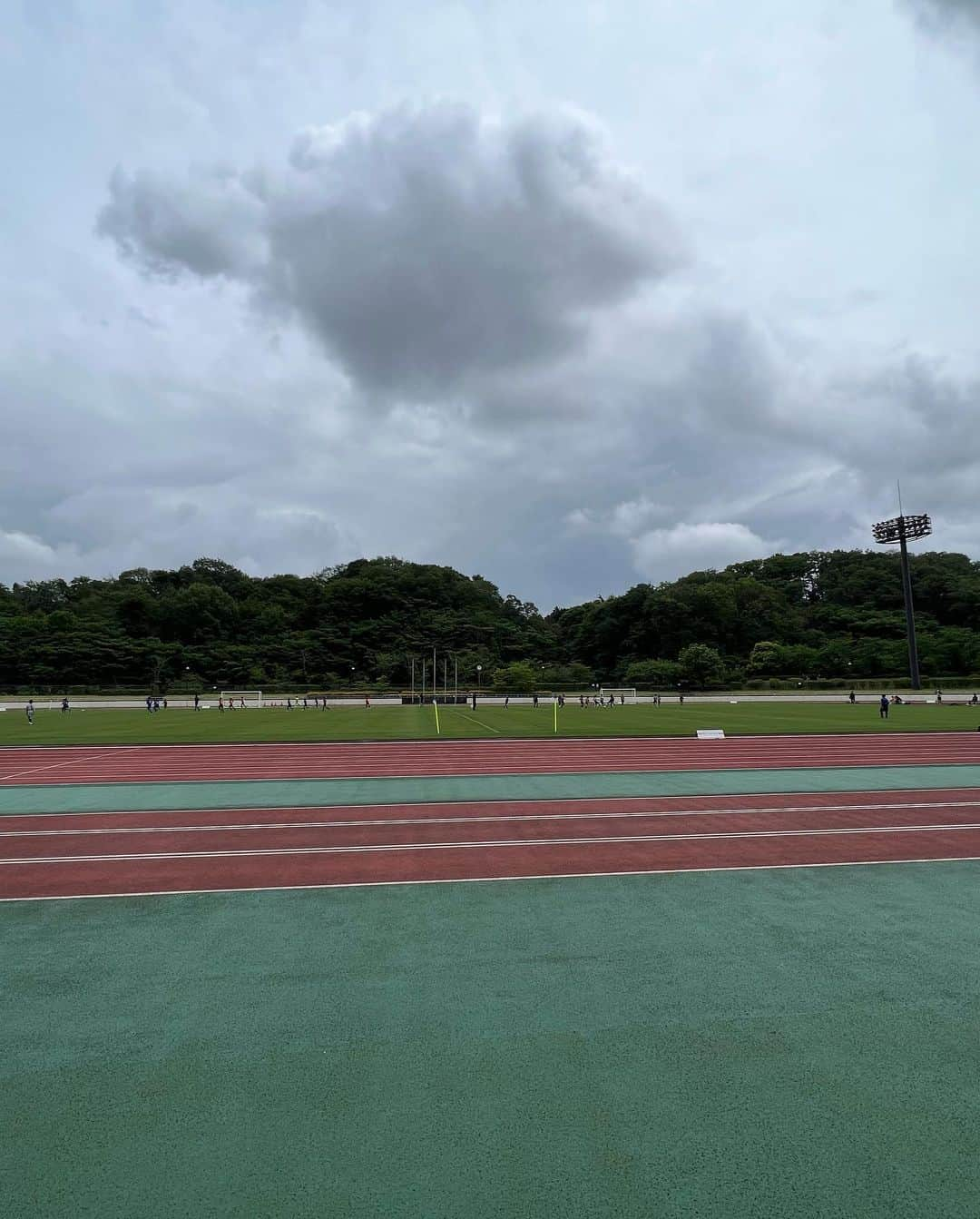 永里源気さんのインスタグラム写真 - (永里源気Instagram)「午前中は荻野運動公園に5年生の厚木市市内大会を観戦しに行ってきました✨😊 自分が5年生の頃どんなプレーしていたんだろうと思いながら（全然思い出せません笑）子供達が綺麗な芝生の上で気持ち良くボールを蹴っている姿を見ていました⚽️😊 天気もギリギリ雨も降らず良かったです👍 荻野SCのうえたけ監督に子供達に教えに来てよと頼まれたので今度練習顔出させていただきます⚽️😁 #厚木市 #厚木市市内大会 #サッカー少年 #サッカー少女」5月14日 15時23分 - nagasato_genki