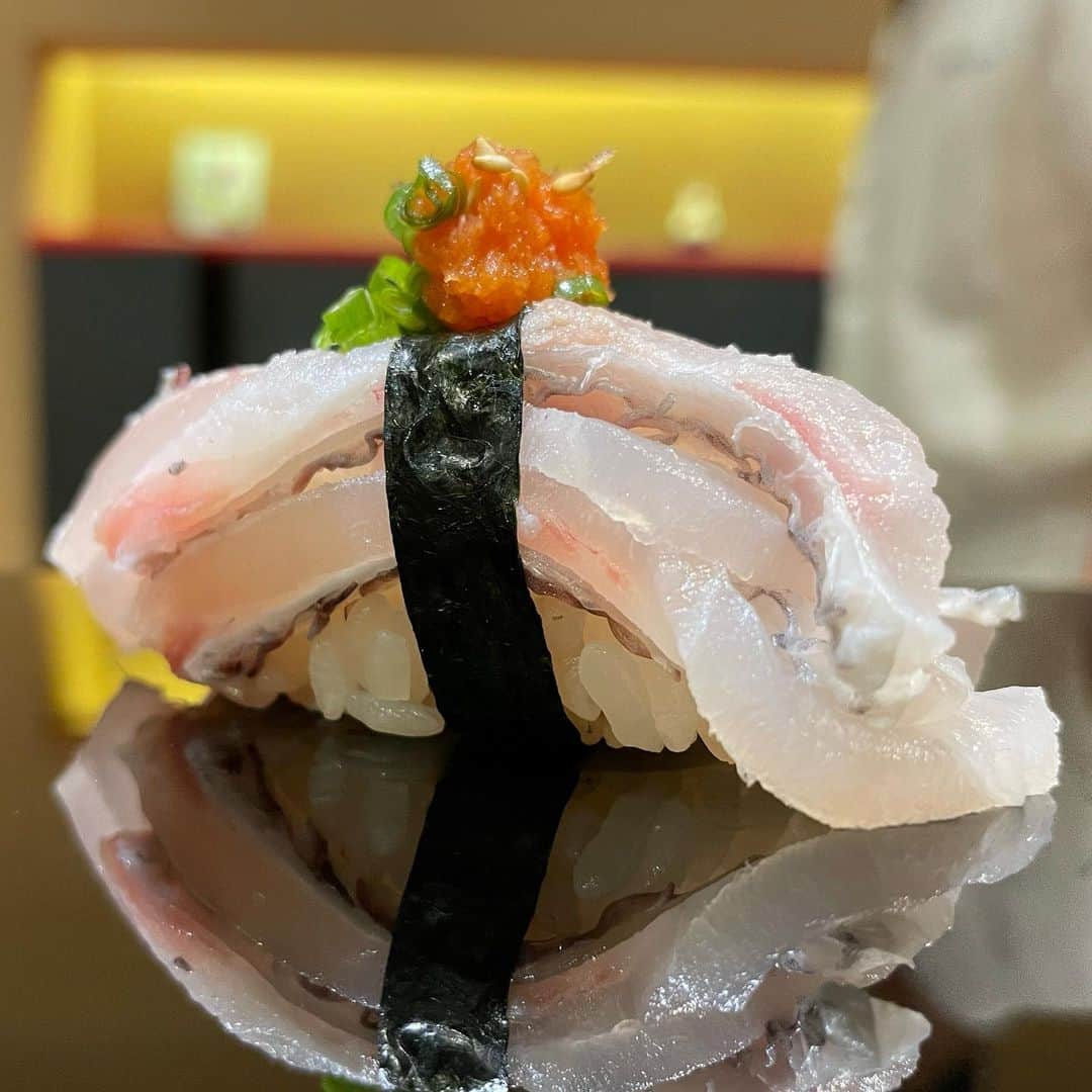 SUSHI KANDA • 寿司神田さんのインスタグラム写真 - (SUSHI KANDA • 寿司神田Instagram)「真鯛 Madai   For reservation: 099.606.0013 Or Line ID 027126639  #sushikanda #sushi #japanesecuisine #sashimi #foodporn #aroi #aroiibkk #ginraidee #paigingun #wongnai #edtguide #bkkmenu #starvingtime #寿司神田 #寿司スタグラム #鮨 #寿司 #すし #やま幸 #バンコク寿司 #銀座グルメ #赤酢 #横井醸造」5月14日 15時25分 - sushi.kanda